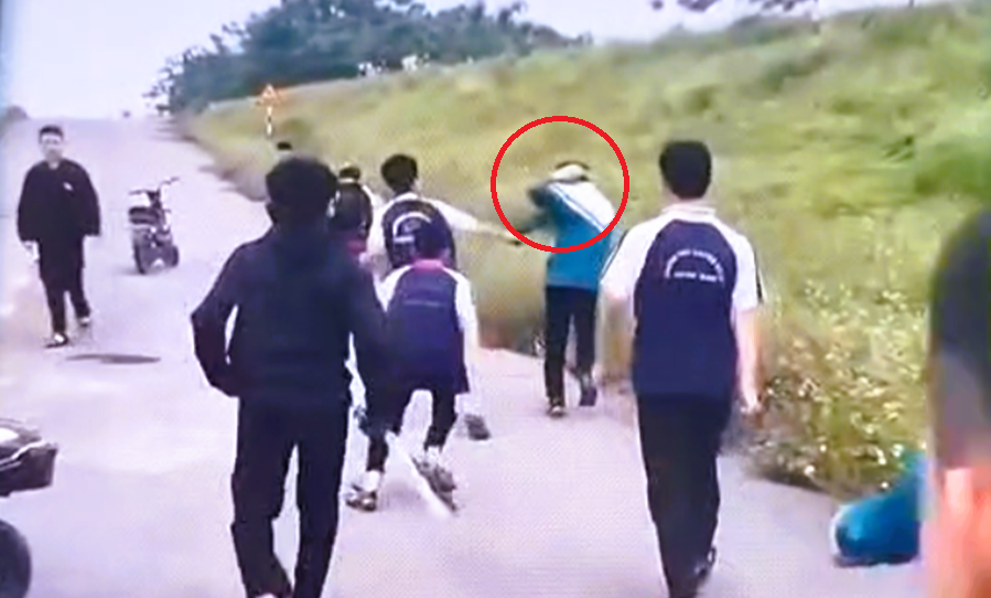 Tr&ecirc;n đường đi học về, nam sinh lớp 9 bị "đ&aacute;nh hội đồng" nhập viện - Ảnh 2.