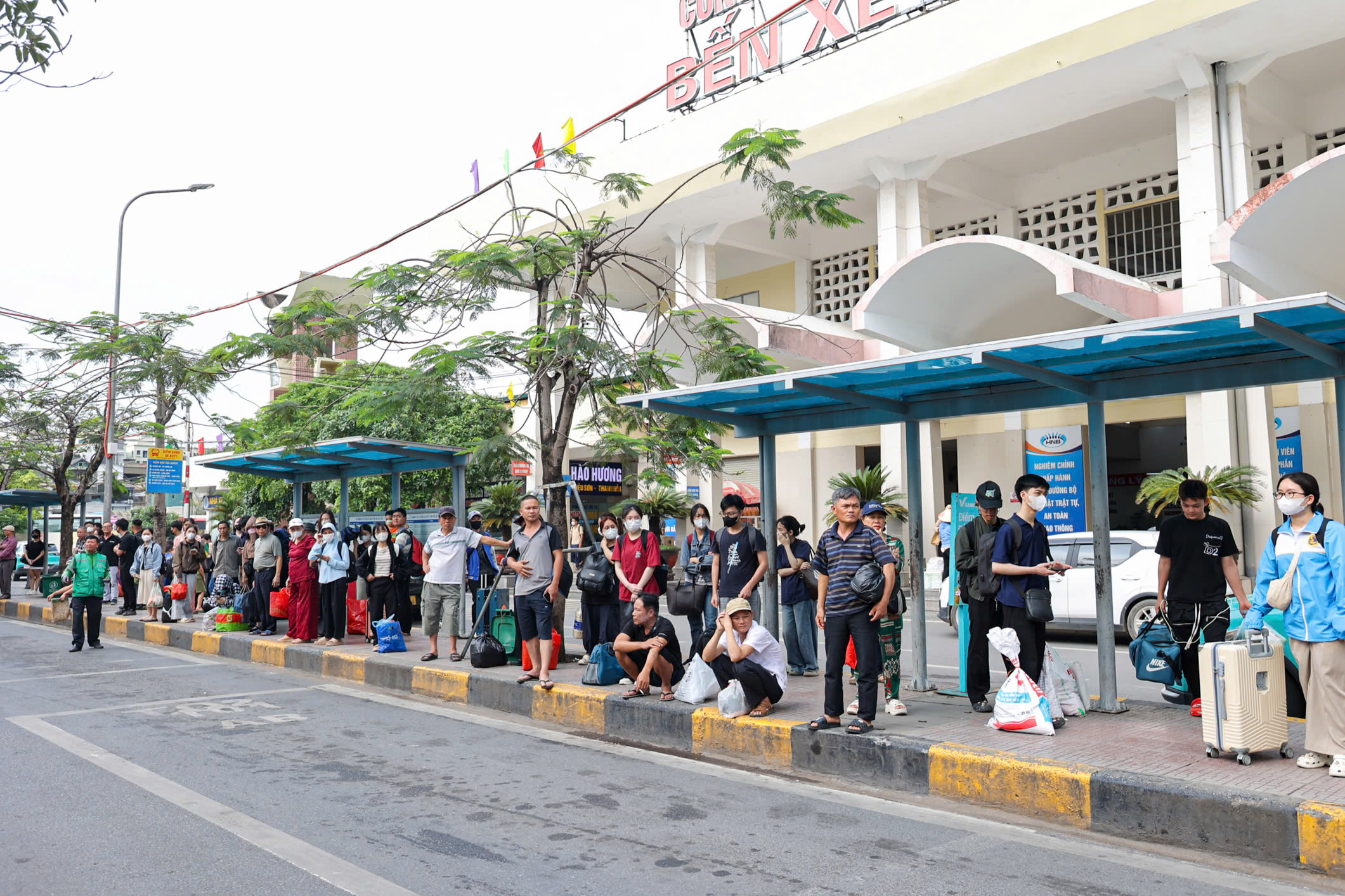 Hình ảnh người dân trở lại Hà Nội không ùn tắc giao thông ngày cuối lễ 2026 - Ảnh 10.