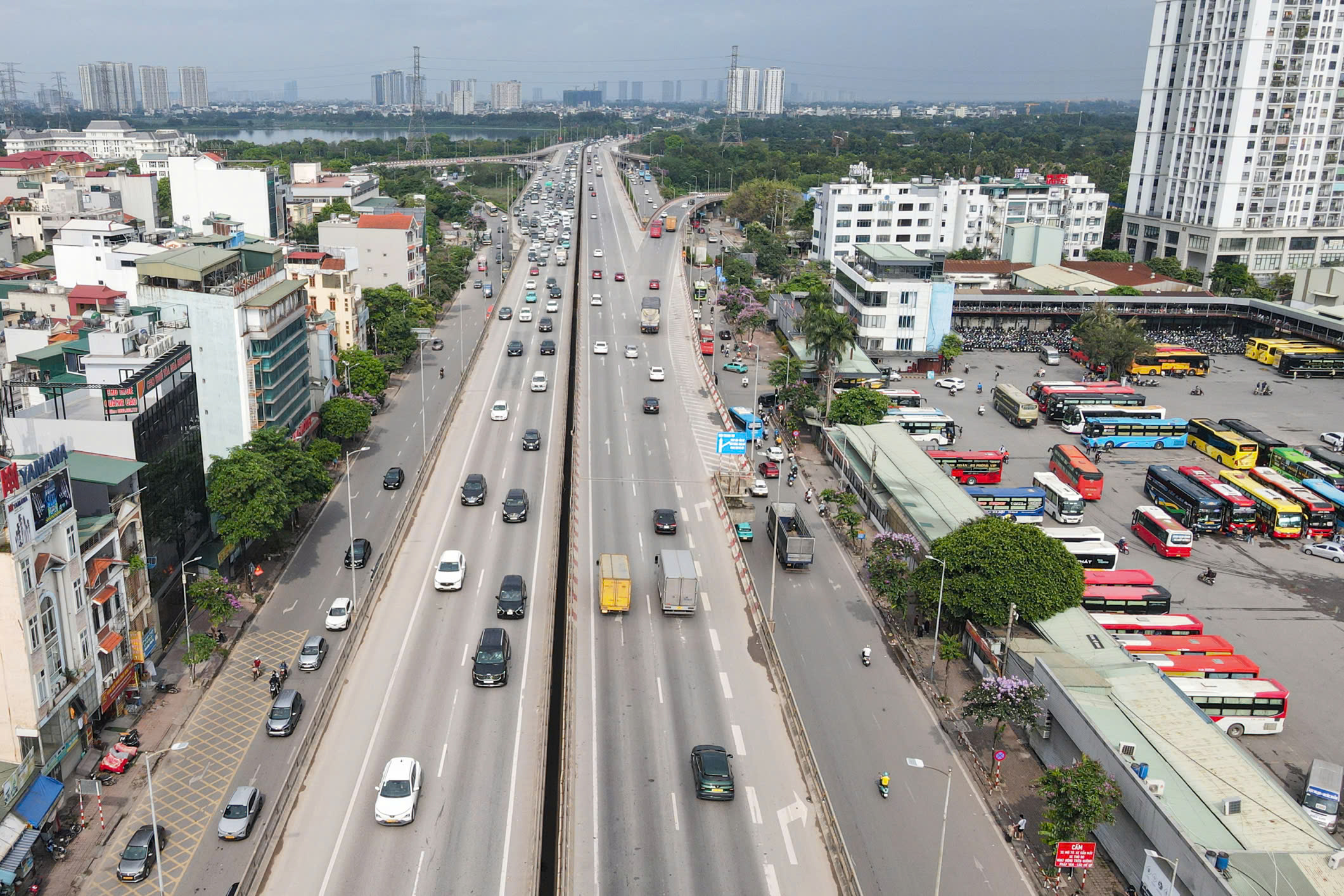 Hình ảnh người dân trở lại Hà Nội không ùn tắc giao thông ngày cuối lễ 2026 - Ảnh 2.