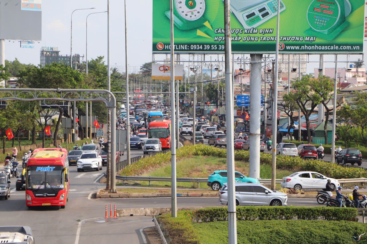 Thông tin nổi bật tại TPHCM ngày 3-5: cửa ngõ phía Tây ùn tắc; trực thăng đưa 2 bệnh nhân đi cấp cứu - Ảnh 1.