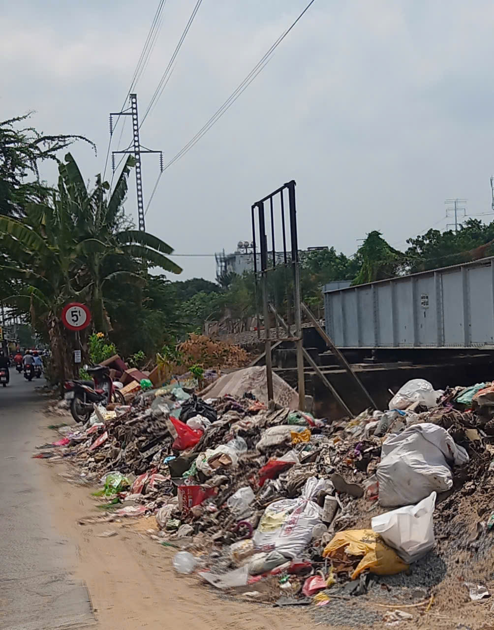 Đổ rác bừa bãi - Ảnh 1.