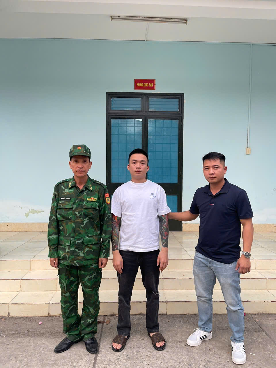 Bắt giữ đối tượng truy nã đặc biệt nguy hiểm tại Cửa khẩu Mộc Bài - Ảnh 2.