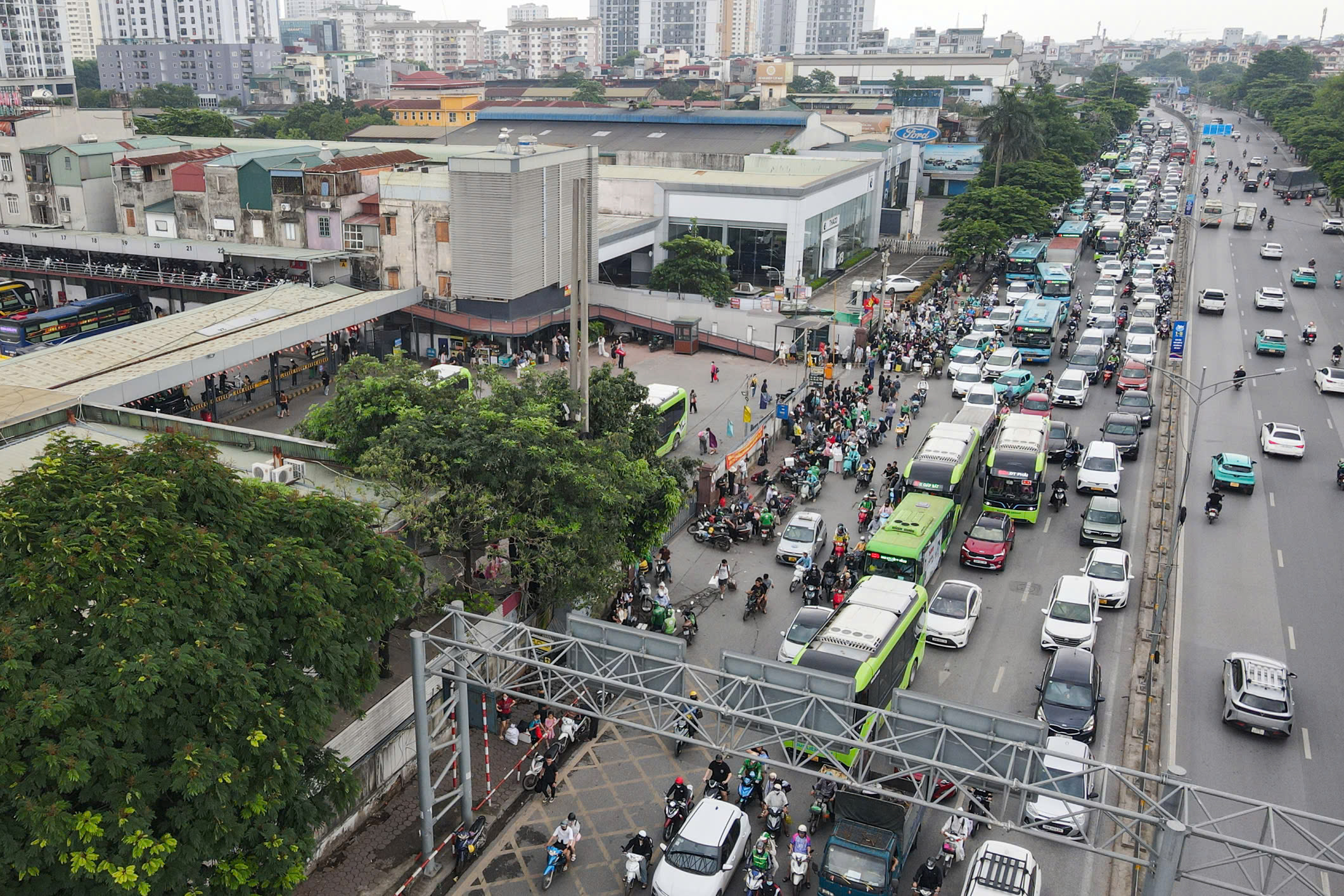 Hình ảnh người dân trở lại Hà Nội không ùn tắc giao thông ngày cuối lễ 2026 - Ảnh 4.