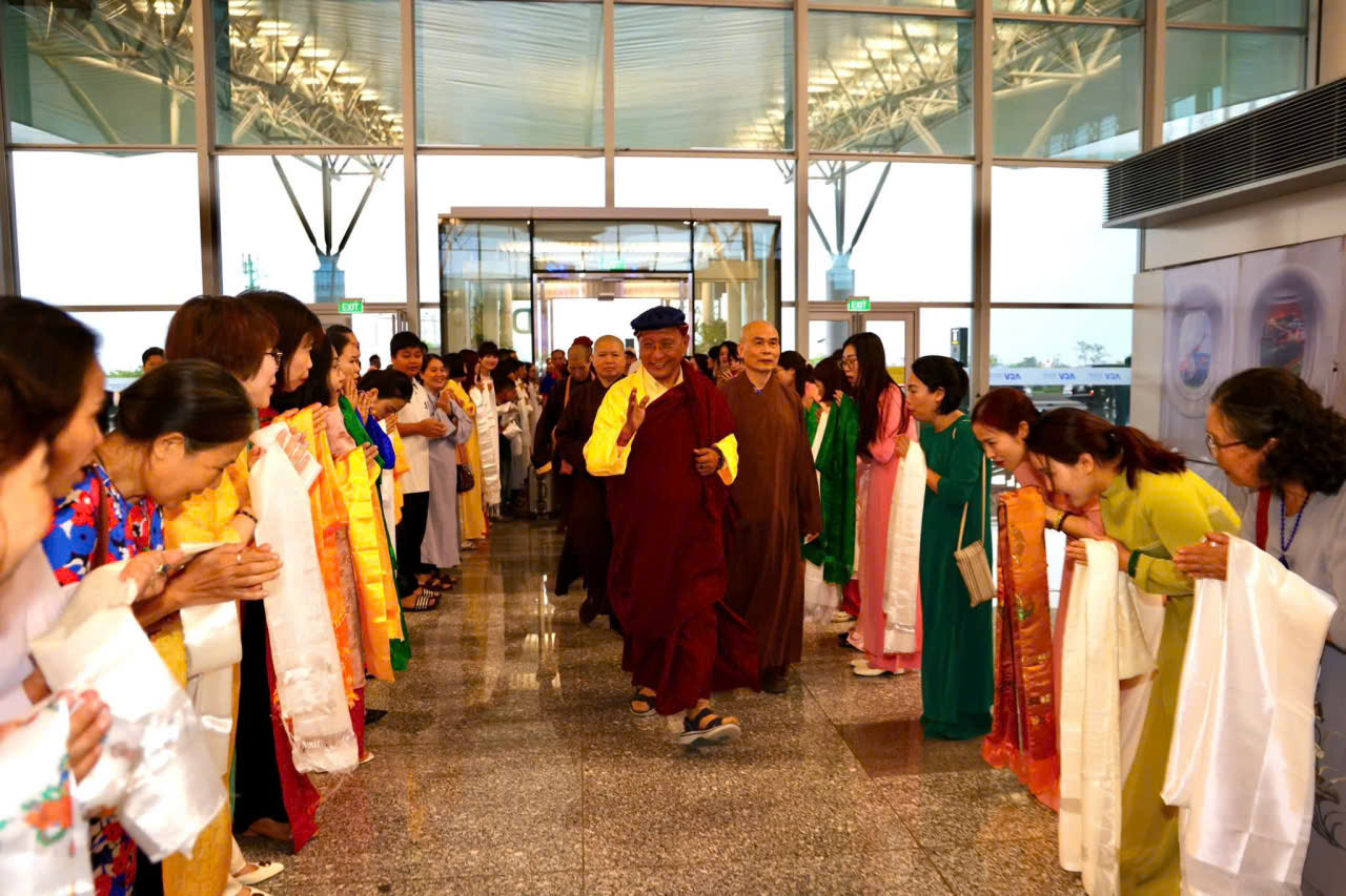 Đức Gyalwang Drukpa rời Việt Nam, kết th&uacute;c Ph&aacute;p hội cầu nguyện h&ograve;a b&igrave;nh - Ảnh 2.