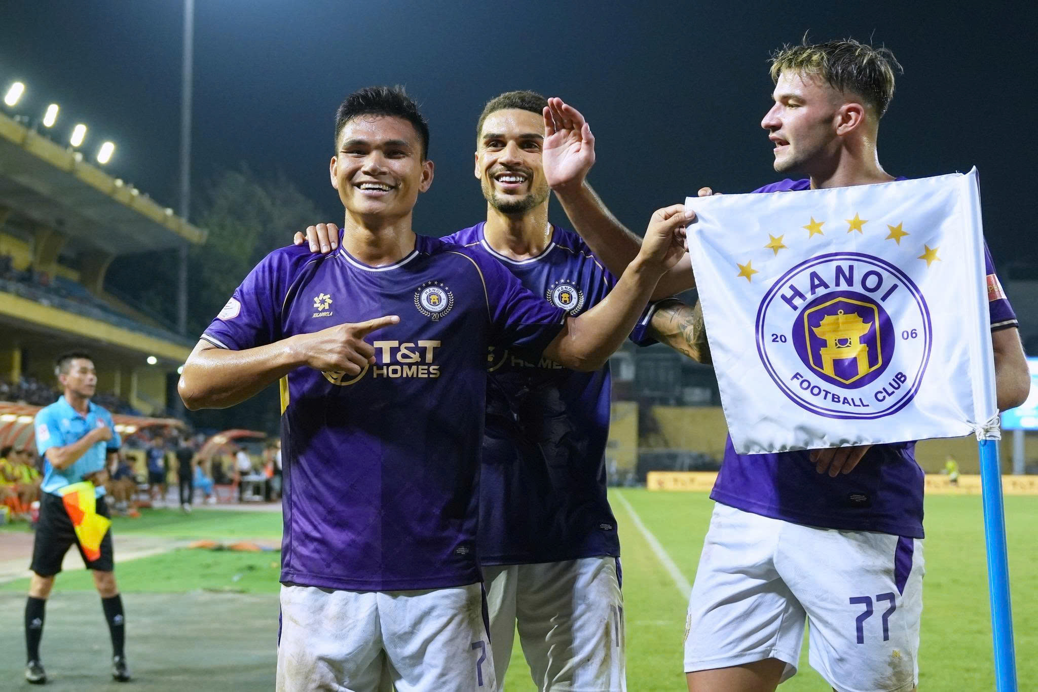 V&ograve;ng 21 V-League: CLB H&agrave; Nội v&agrave;o top 3, Đ&agrave; Nẵng trở lại cuối bảng - Ảnh 1.