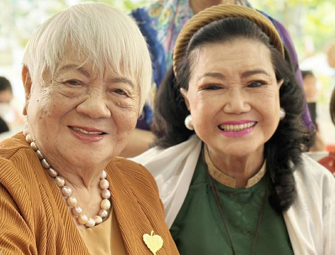 Kỳ nữ Kim Cương ch&uacute;c mừng đạo diễn Xu&acirc;n Phượng, ng&ograve;i b&uacute;t "trẻ" 97 tuổi ra s&aacute;ch mới - Ảnh 1.