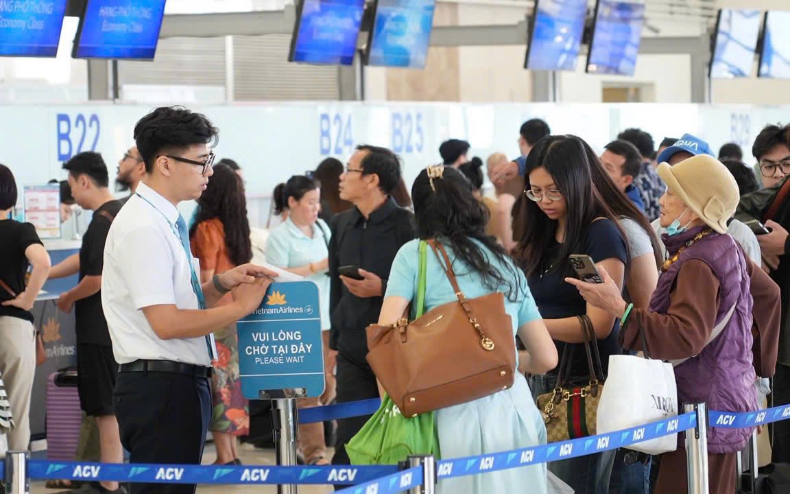 Nội Bài đón lượng khách kỷ lục ngày cuối kỳ nghỉ lễ 30-4, 1-5