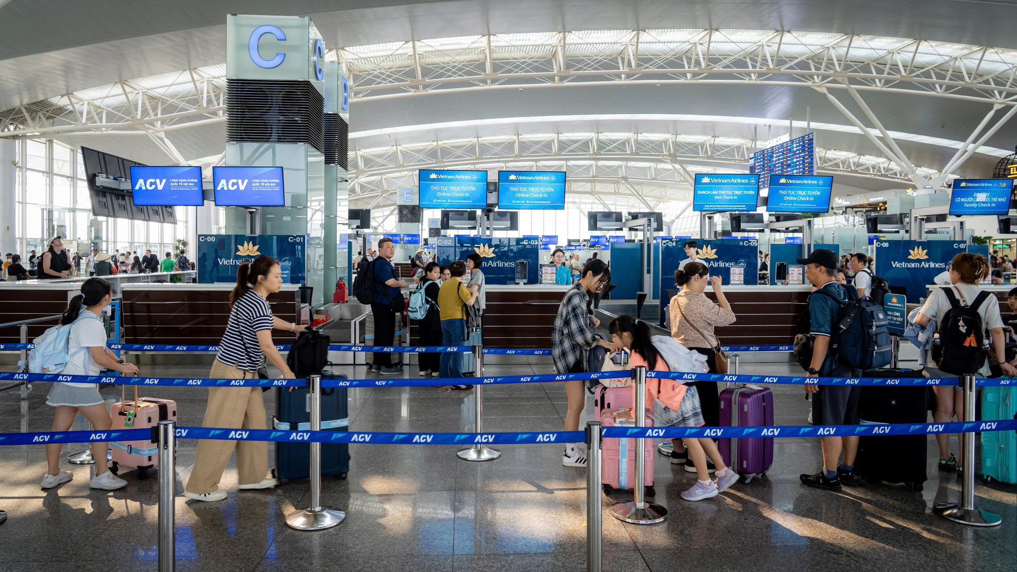 Nội Bài đón lượng khách kỷ lục ngày cuối kỳ nghỉ lễ 30-4, 1-5 - Ảnh 3.