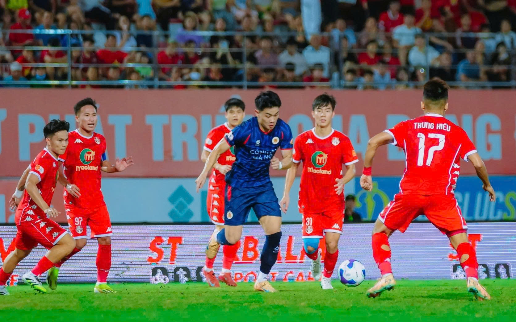 CLB Công an Hà Nội áp sát ngôi vô địch V-League