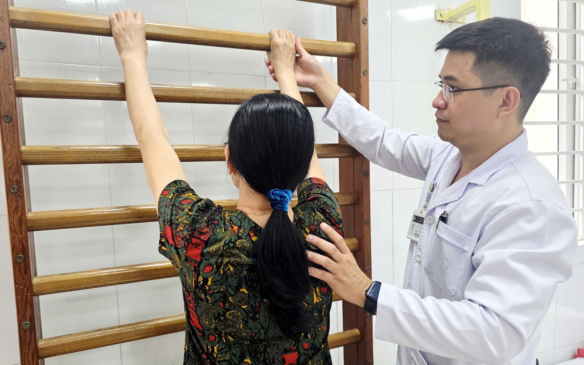 "Mở khóa" khớp vai bằng bài tập đơn giản