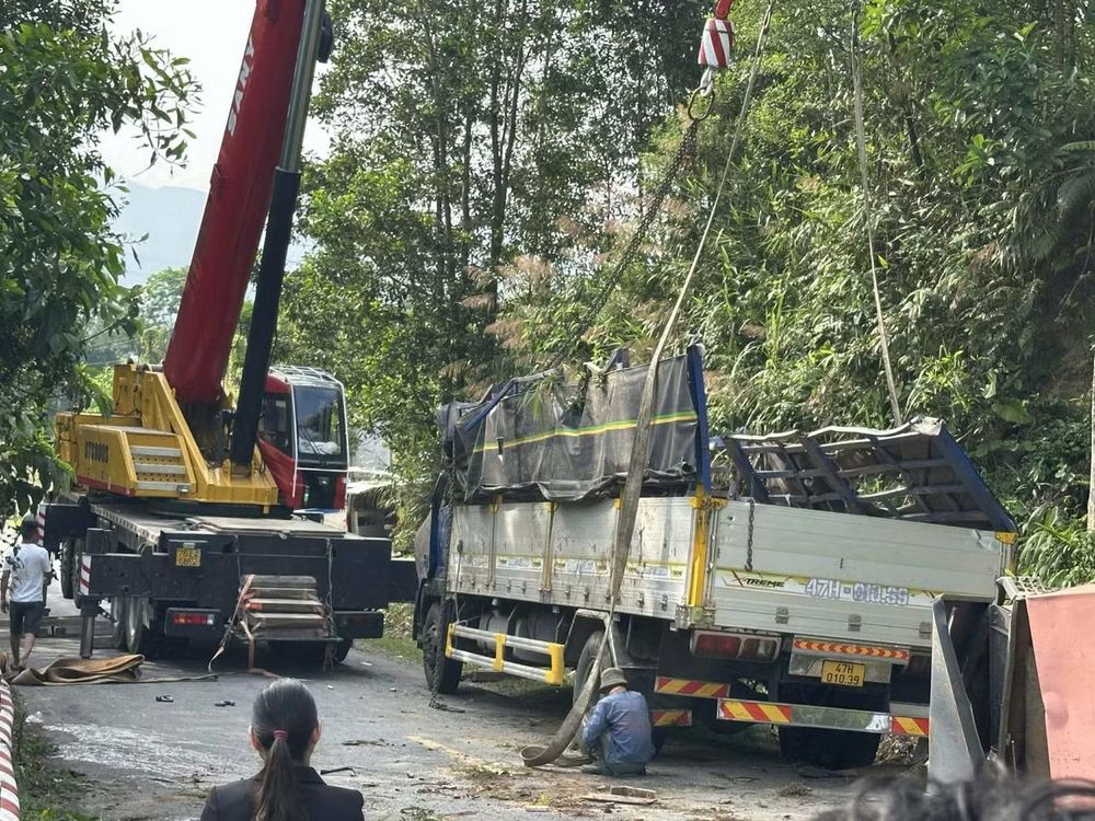 Lật xe tải tr&ecirc;n đ&egrave;o Violak, 2 người chết, 1 người bị thương nặng - Ảnh 2.