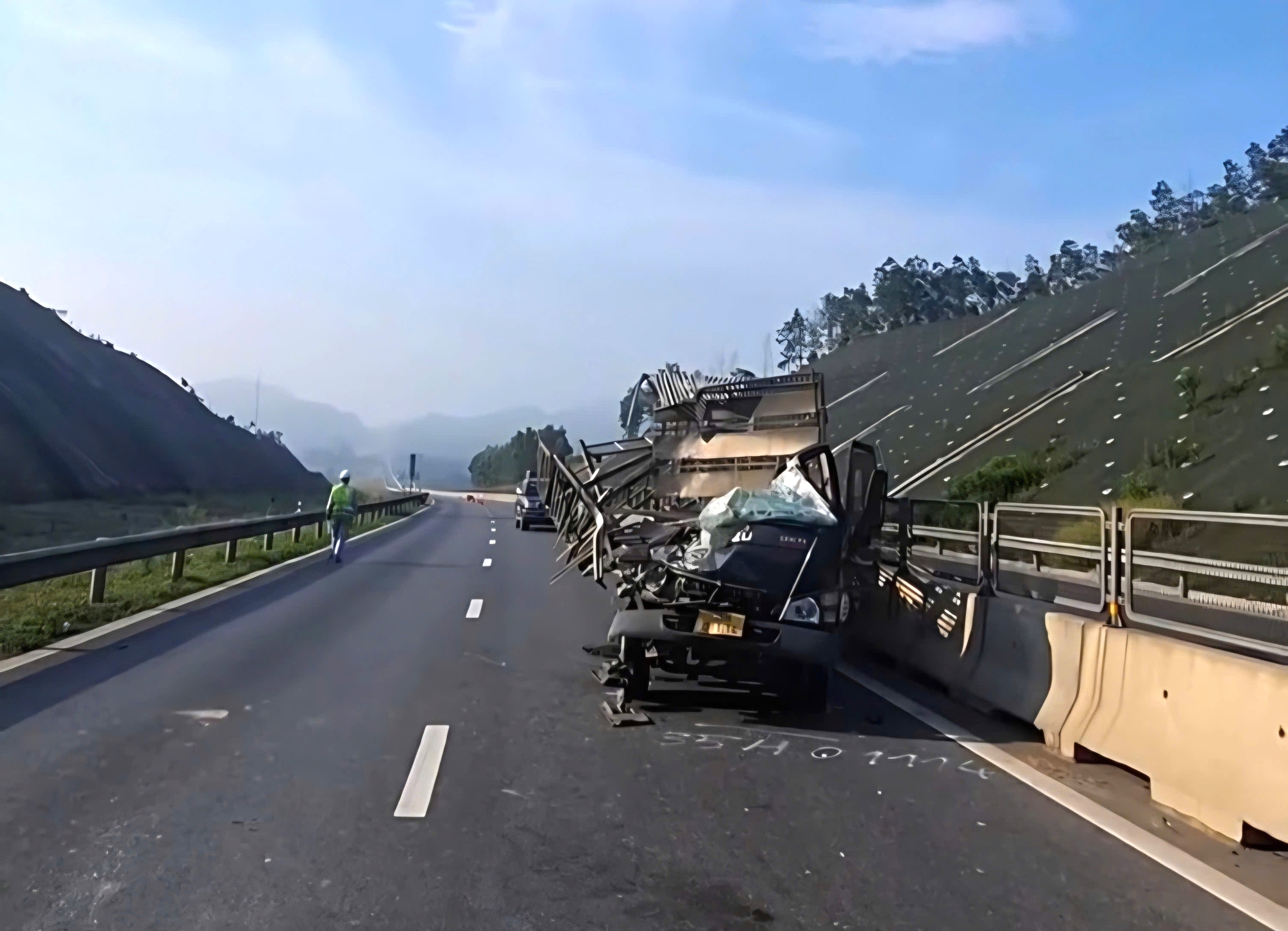 Xe tải va chạm xe đầu kéo trên cao tốc Quảng Trị khiến 1 người tử vong - Ảnh 2.