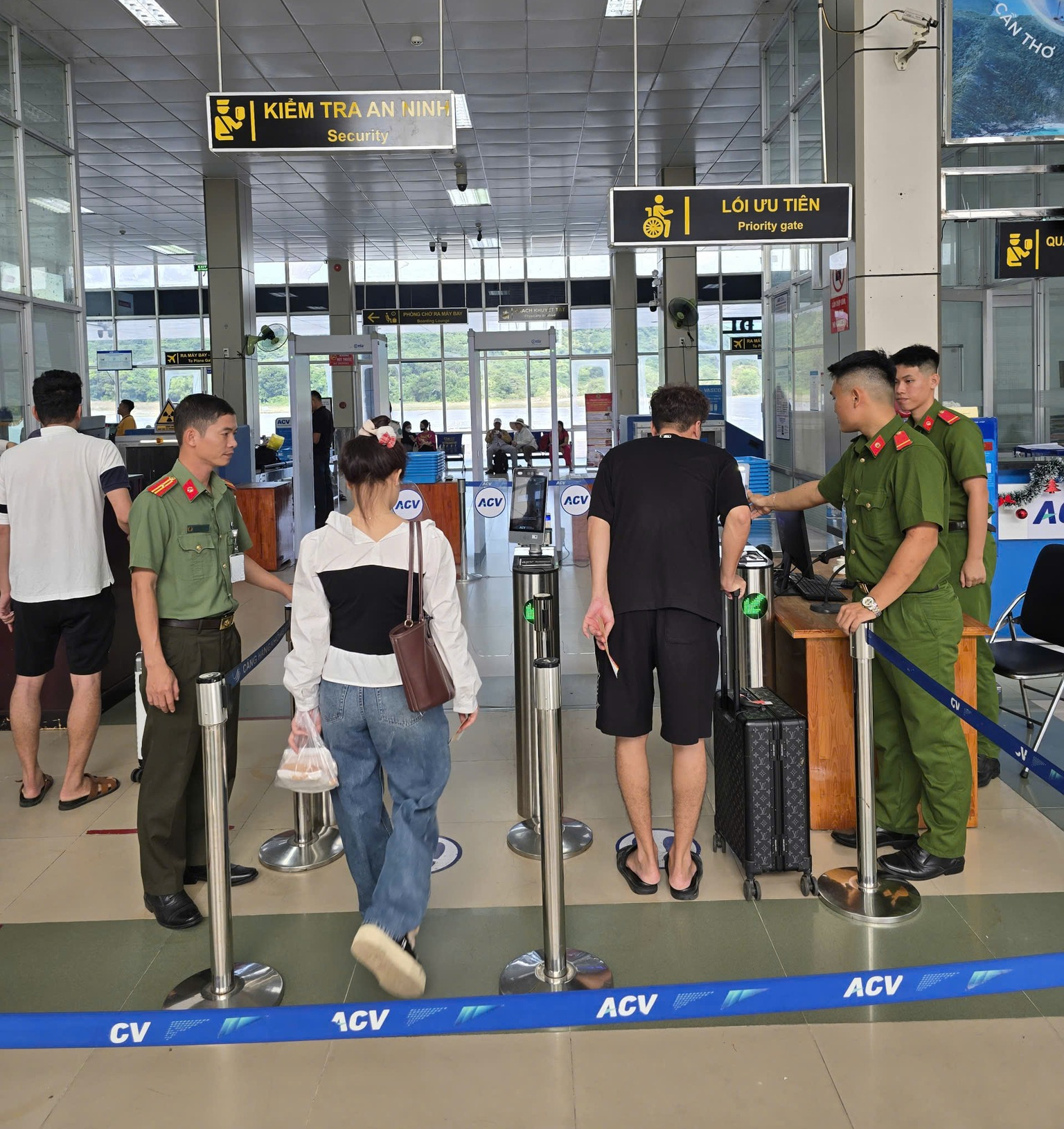 Thông tin nổi bật tại TPHCM ngày 3-5: cửa ngõ phía Tây ùn tắc; trực thăng đưa 2 bệnh nhân đi cấp cứu - Ảnh 3.