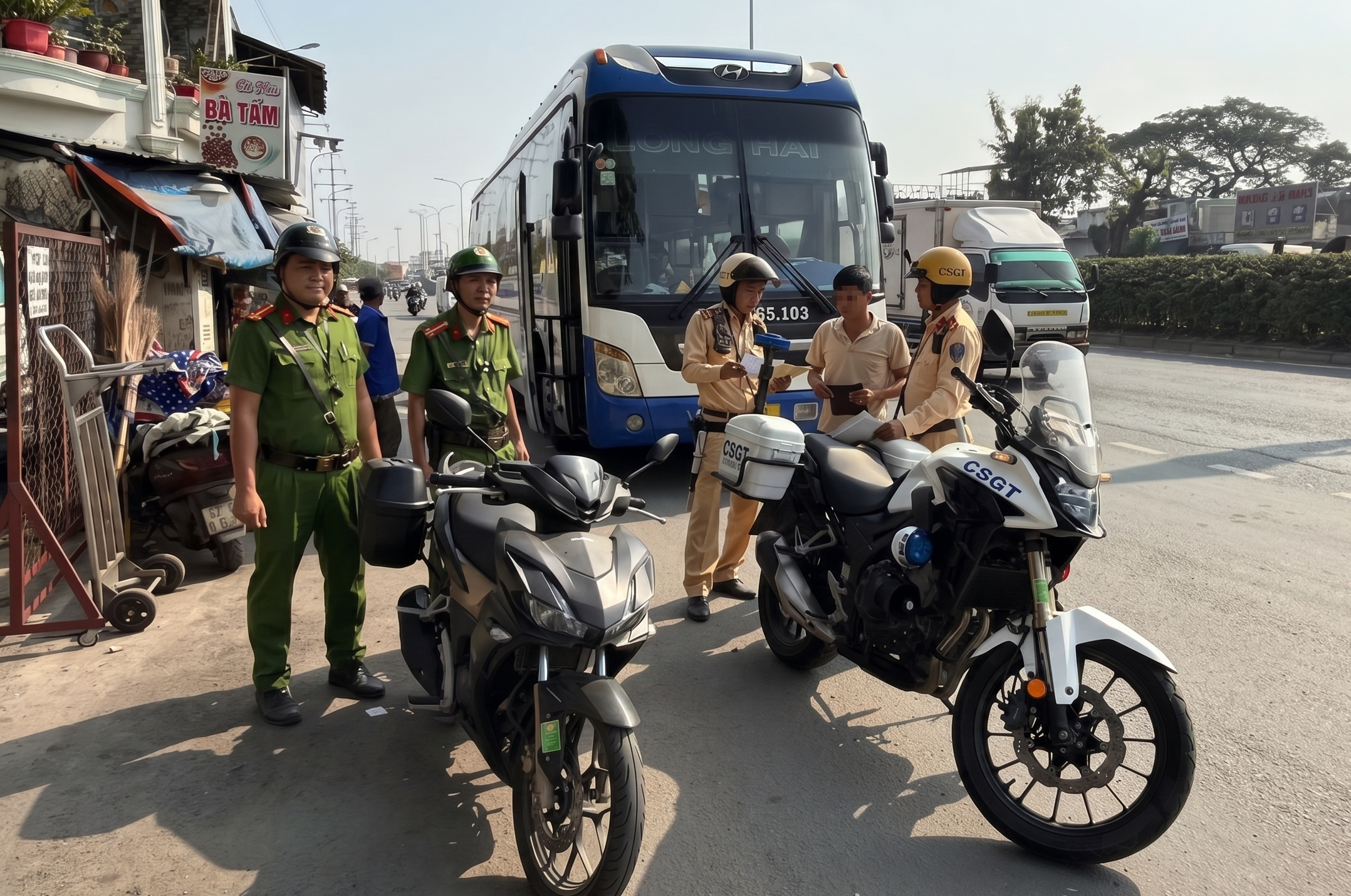 CSGT TPHCM t&uacute;c trực s&aacute;ng sớm đến khuya muộn đ&oacute;n người d&acirc;n quay lại th&agrave;nh phố - Ảnh 4.