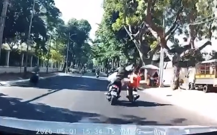 Clip gây phẫn nộ bị đánh từ phía sau, người đàn ông ngã nhào giữa đường