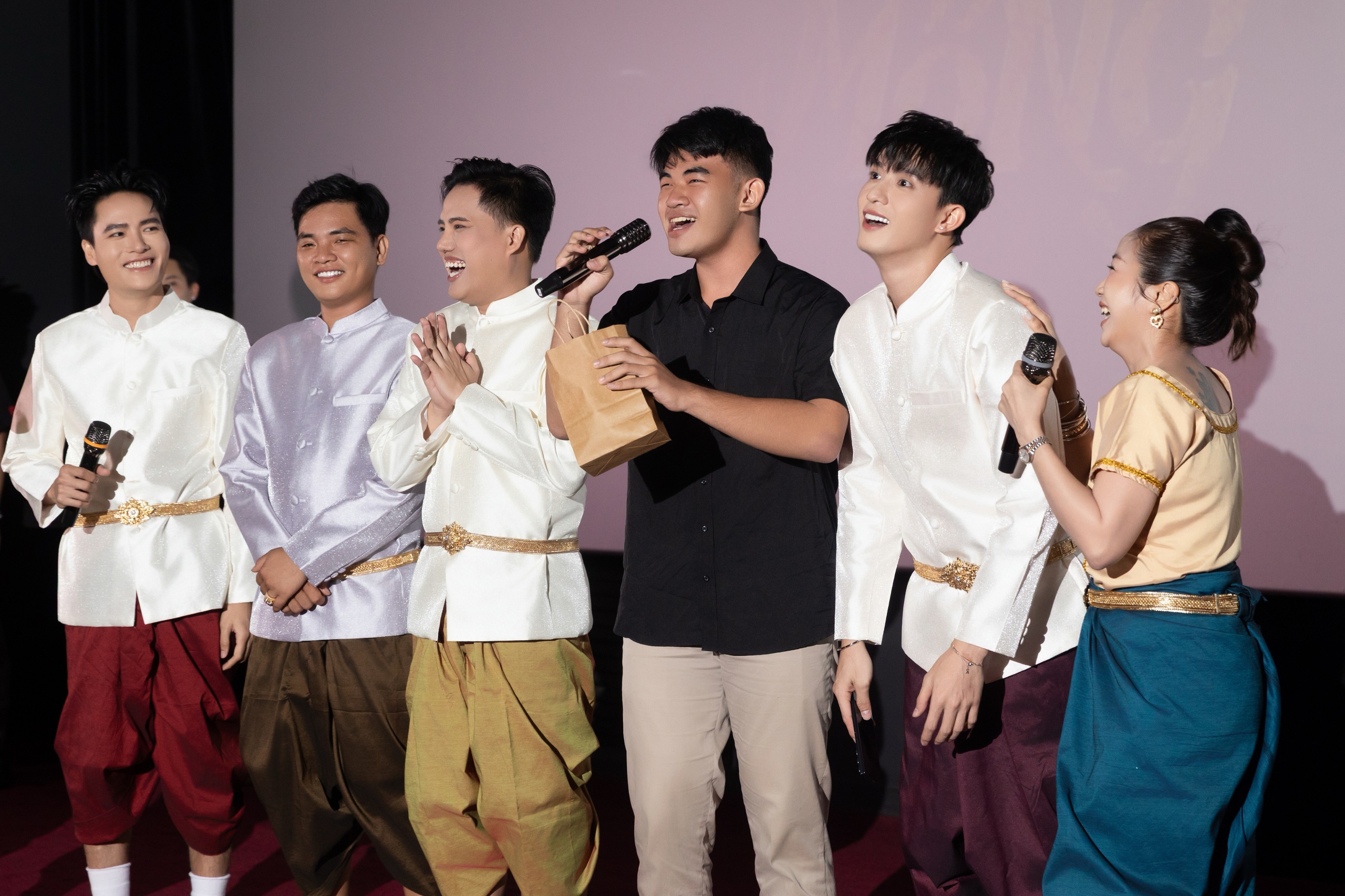 Phim có "sao nhí" Nina giữ vững vị thế "ngựa ô" phòng vé mùa lễ 30-4 - Ảnh 6.