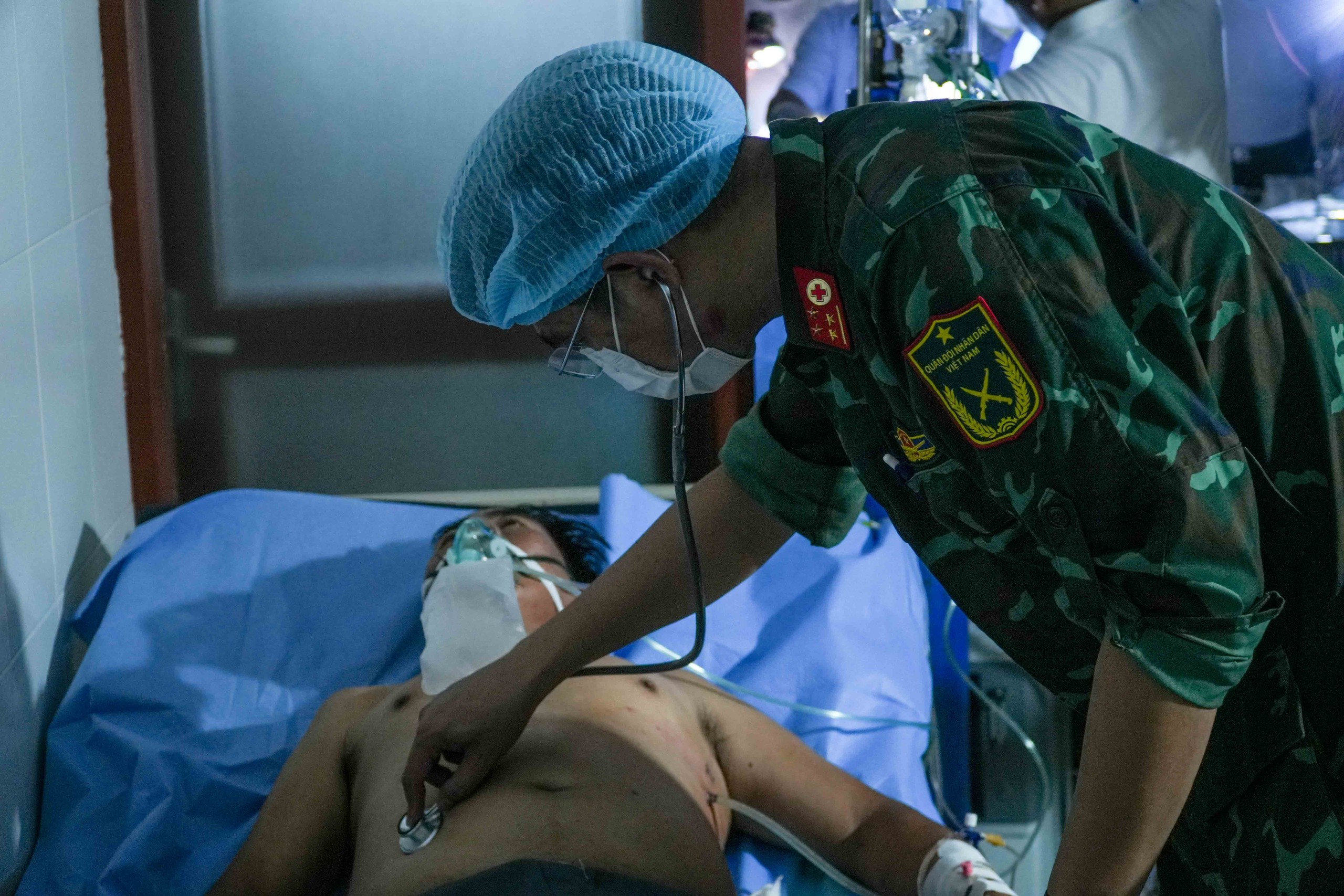 Xuy&ecirc;n lễ 30-4: Trực thăng vượt b&atilde;o đ&ecirc;m cứu 2 bệnh nh&acirc;n từ Trường Sa - Ảnh 3.