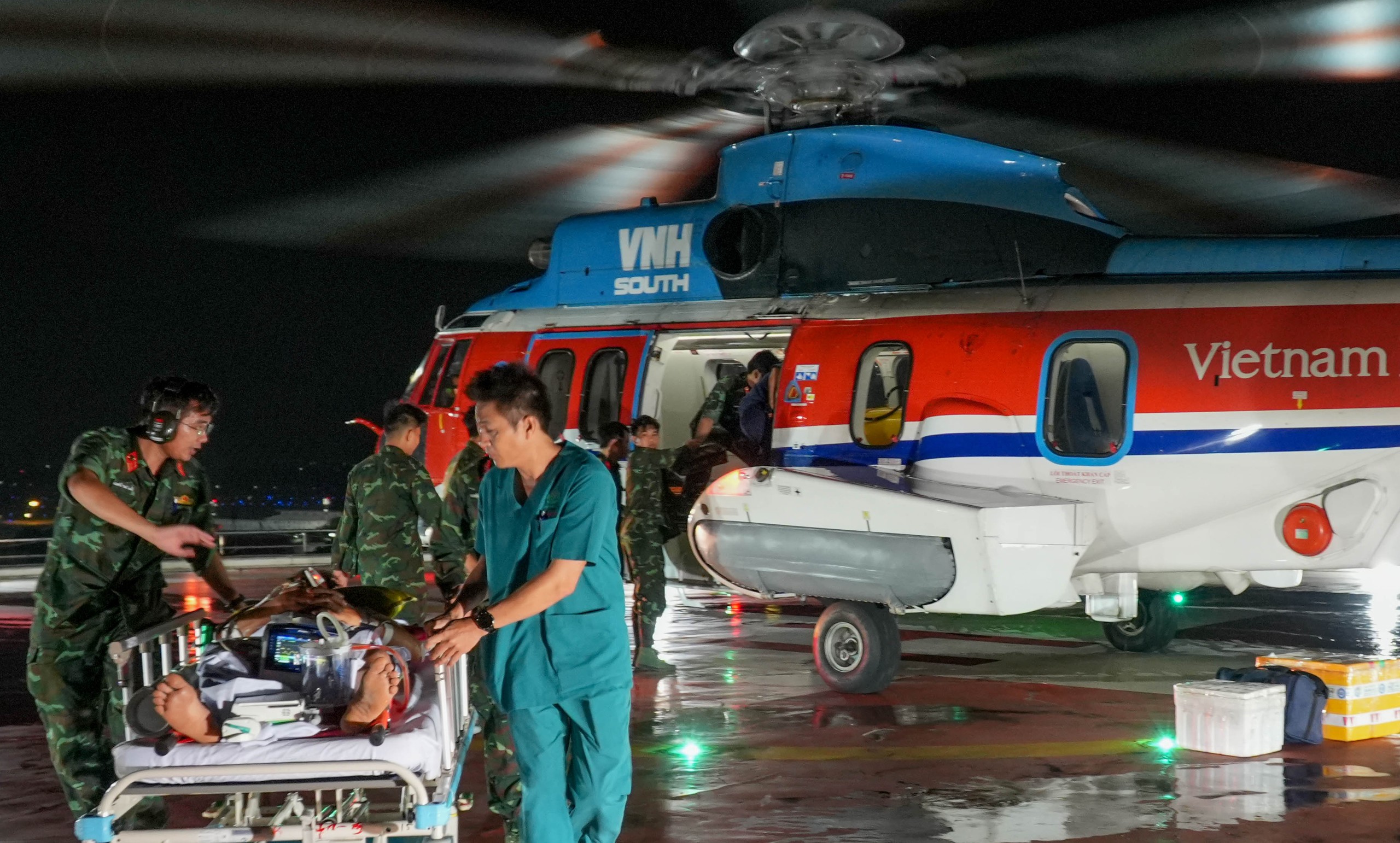Xuy&ecirc;n lễ 30-4: Trực thăng vượt b&atilde;o đ&ecirc;m cứu 2 bệnh nh&acirc;n từ Trường Sa - Ảnh 1.