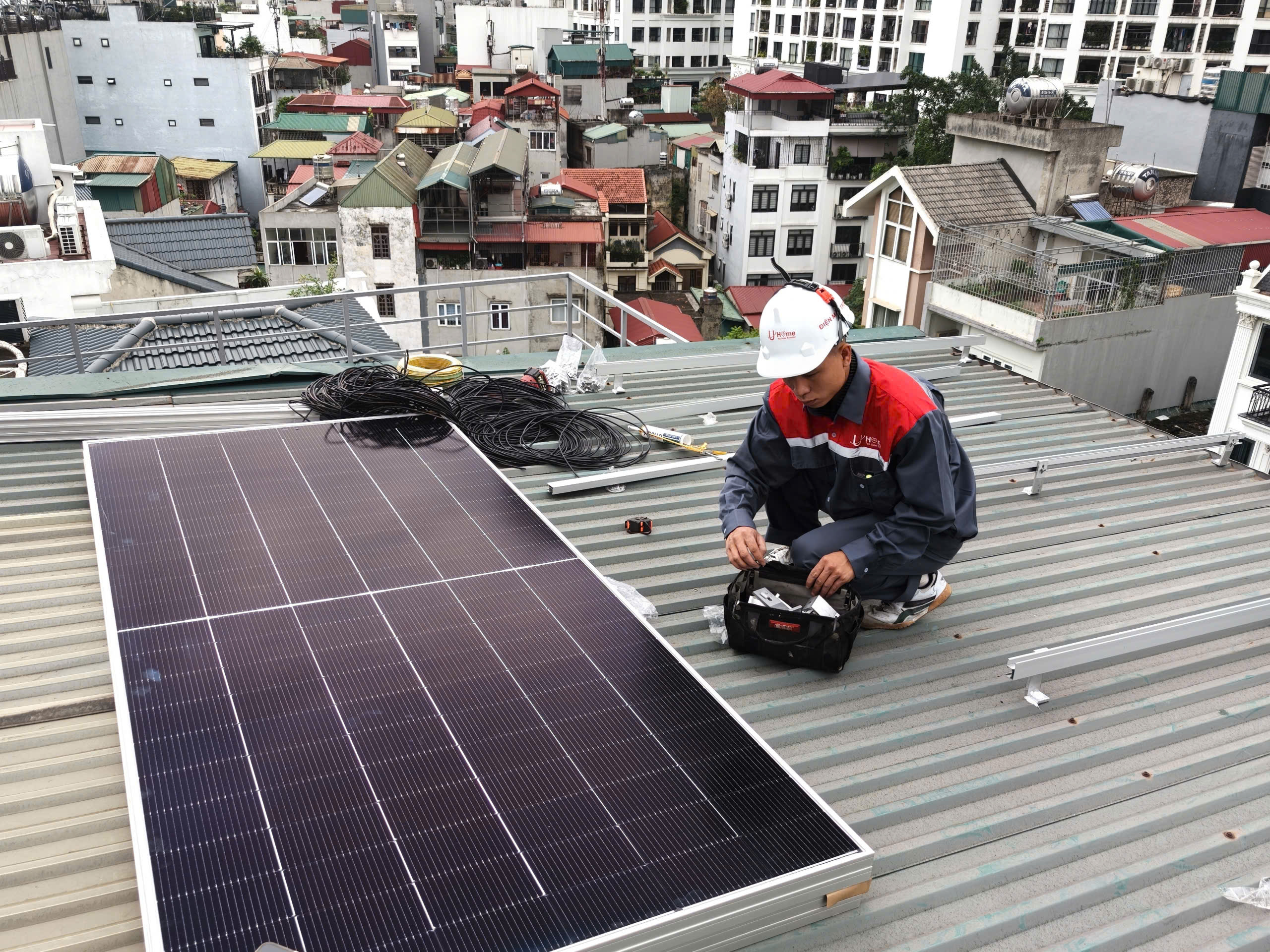 TPHCM đang c&oacute; bao nhi&ecirc;u hộ d&acirc;n lắp đặt điện năng lượng mặt trời m&aacute;i nh&agrave;? - Ảnh 1.