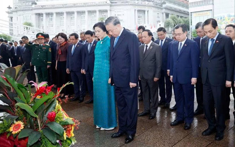 Tổng Bí thư, Chủ tịch nước Tô Lâm dâng hoa 
tưởng niệm Chủ tịch Hồ Chí Minh tại Singapore