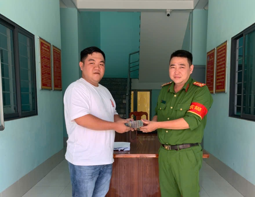 Tài khoản ngân hàng nhảy thêm 206 triệu đồng , người đàn ông đến Công an ngay lập tức - Ảnh 1.