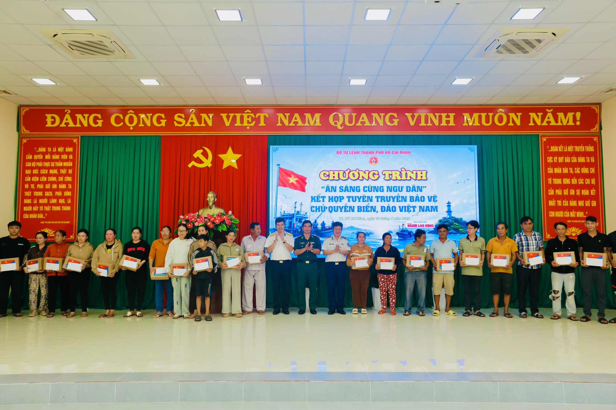 Lan tỏa &yacute; thức bảo vệ chủ quyền biển đảo từ chương tr&igrave;nh "Ăn s&aacute;ng c&ugrave;ng ngư d&acirc;n" - Ảnh 13.
