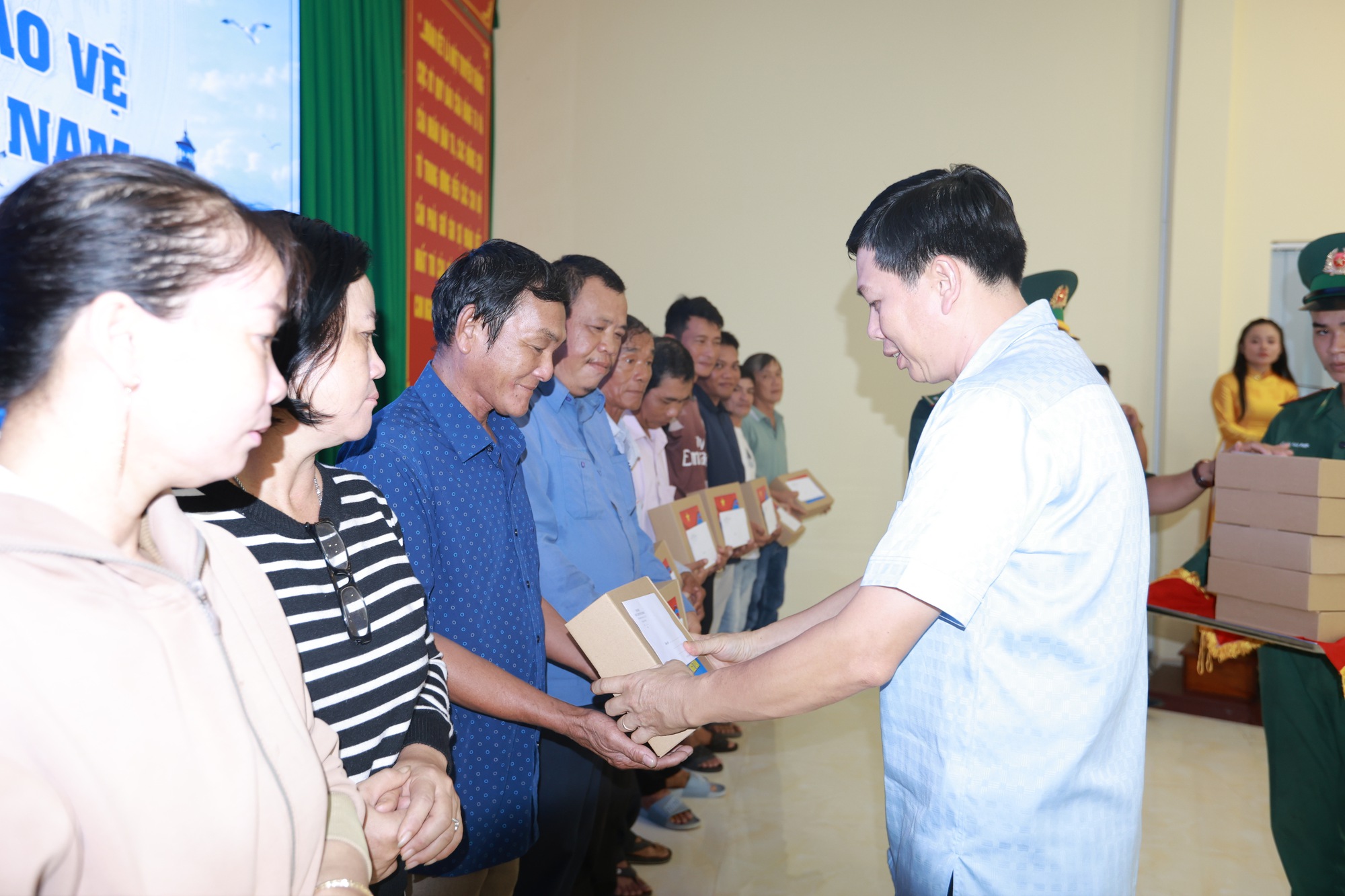 Lan tỏa &yacute; thức bảo vệ chủ quyền biển đảo từ chương tr&igrave;nh "Ăn s&aacute;ng c&ugrave;ng ngư d&acirc;n" - Ảnh 11.