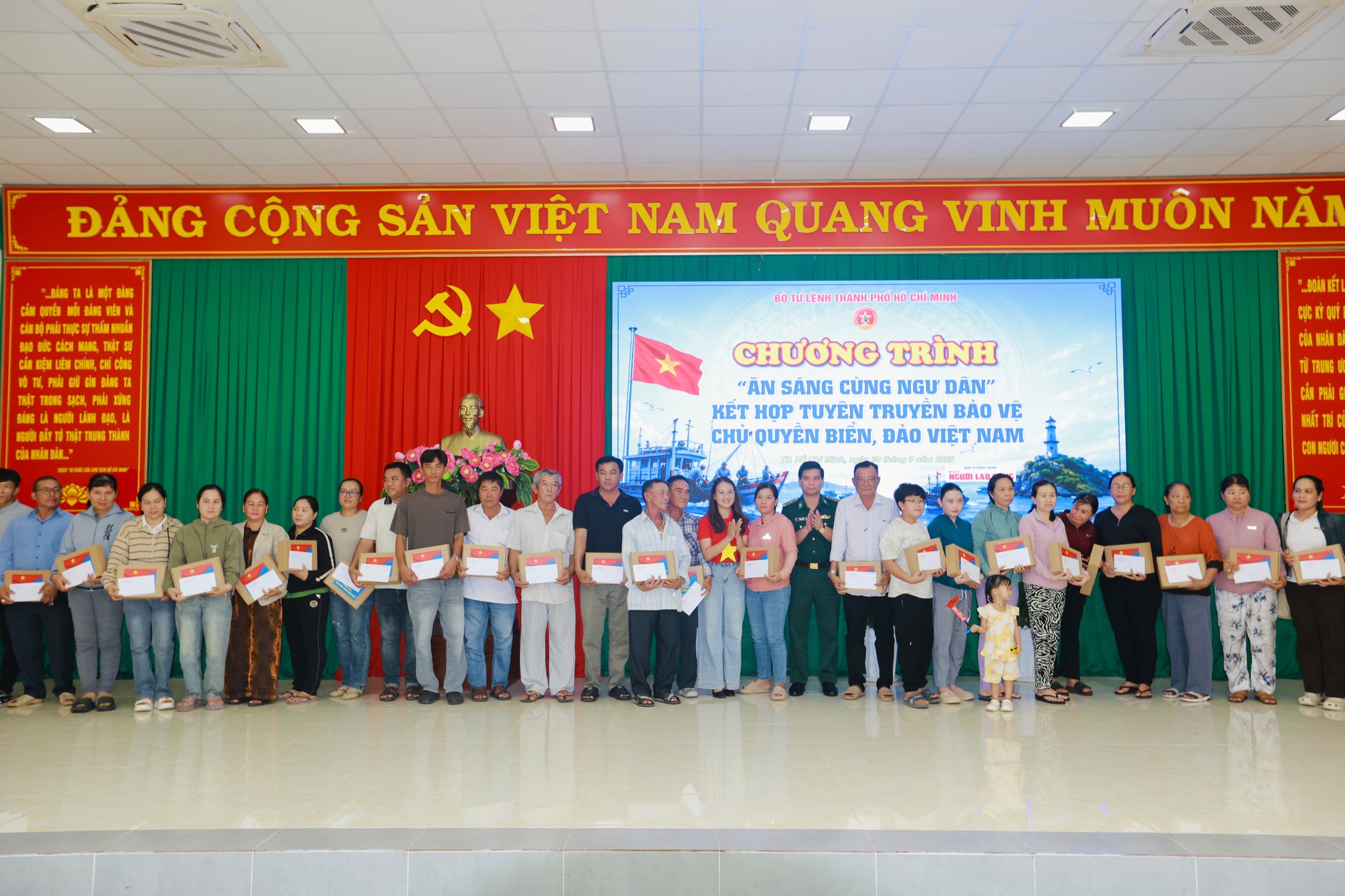 Lan tỏa &yacute; thức bảo vệ chủ quyền biển đảo từ chương tr&igrave;nh "Ăn s&aacute;ng c&ugrave;ng ngư d&acirc;n" - Ảnh 14.