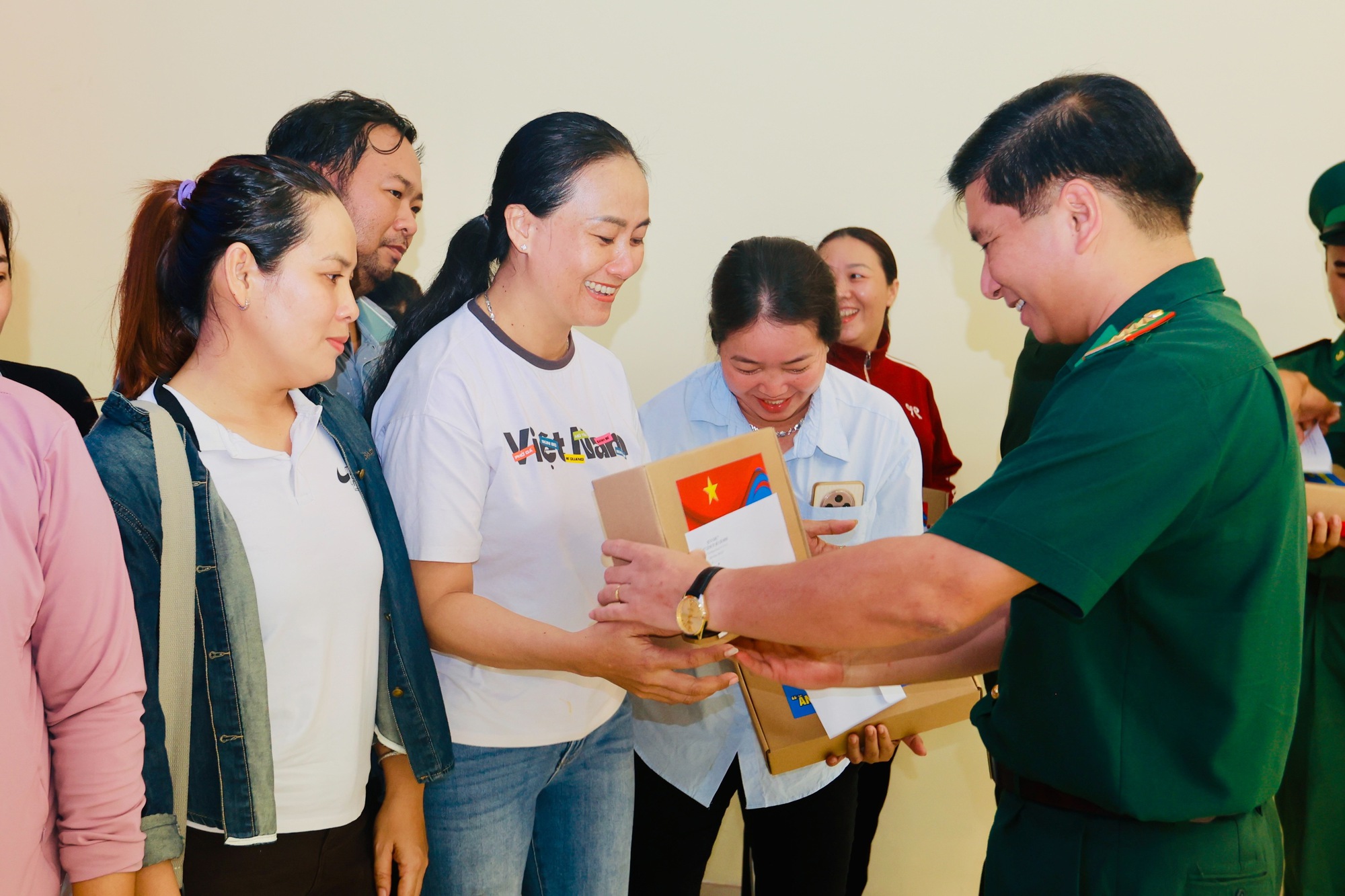 Lan tỏa &yacute; thức bảo vệ chủ quyền biển đảo từ chương tr&igrave;nh "Ăn s&aacute;ng c&ugrave;ng ngư d&acirc;n" - Ảnh 9.