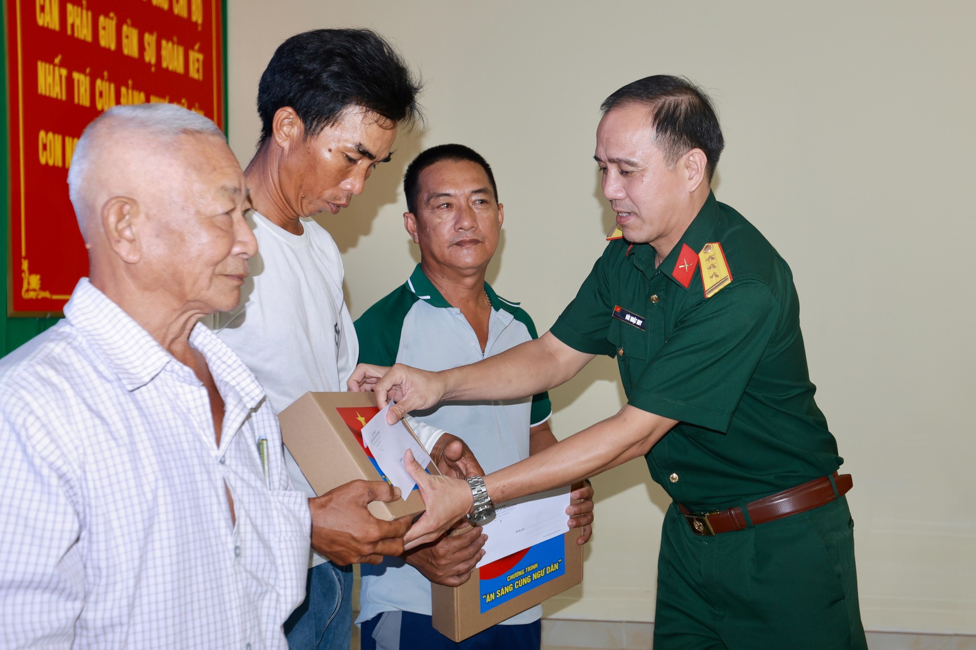 Lan tỏa &yacute; thức bảo vệ chủ quyền biển đảo từ chương tr&igrave;nh "Ăn s&aacute;ng c&ugrave;ng ngư d&acirc;n" - Ảnh 10.
