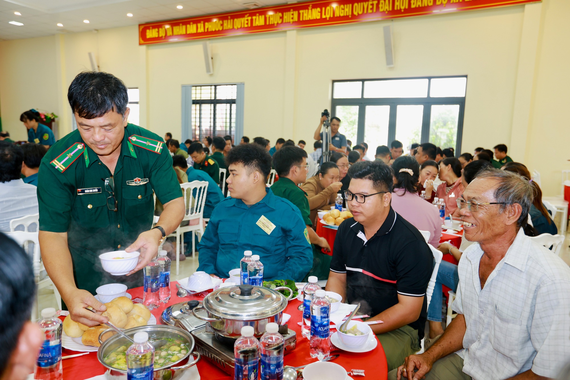 Lan tỏa &yacute; thức bảo vệ chủ quyền biển đảo từ chương tr&igrave;nh "Ăn s&aacute;ng c&ugrave;ng ngư d&acirc;n" - Ảnh 1.
