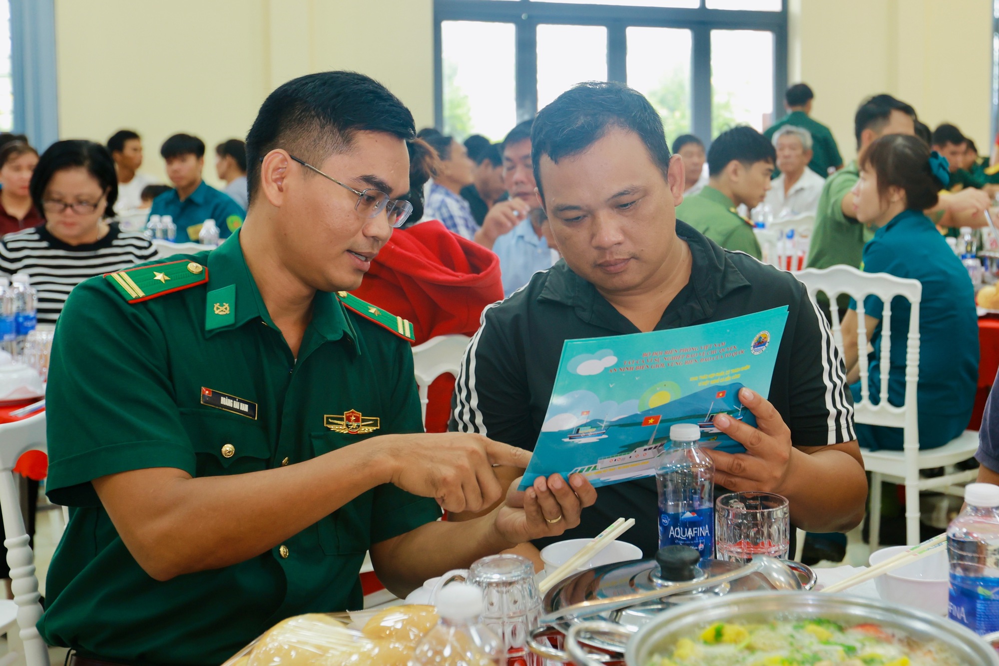 Lan tỏa &yacute; thức bảo vệ chủ quyền biển đảo từ chương tr&igrave;nh "Ăn s&aacute;ng c&ugrave;ng ngư d&acirc;n" - Ảnh 6.