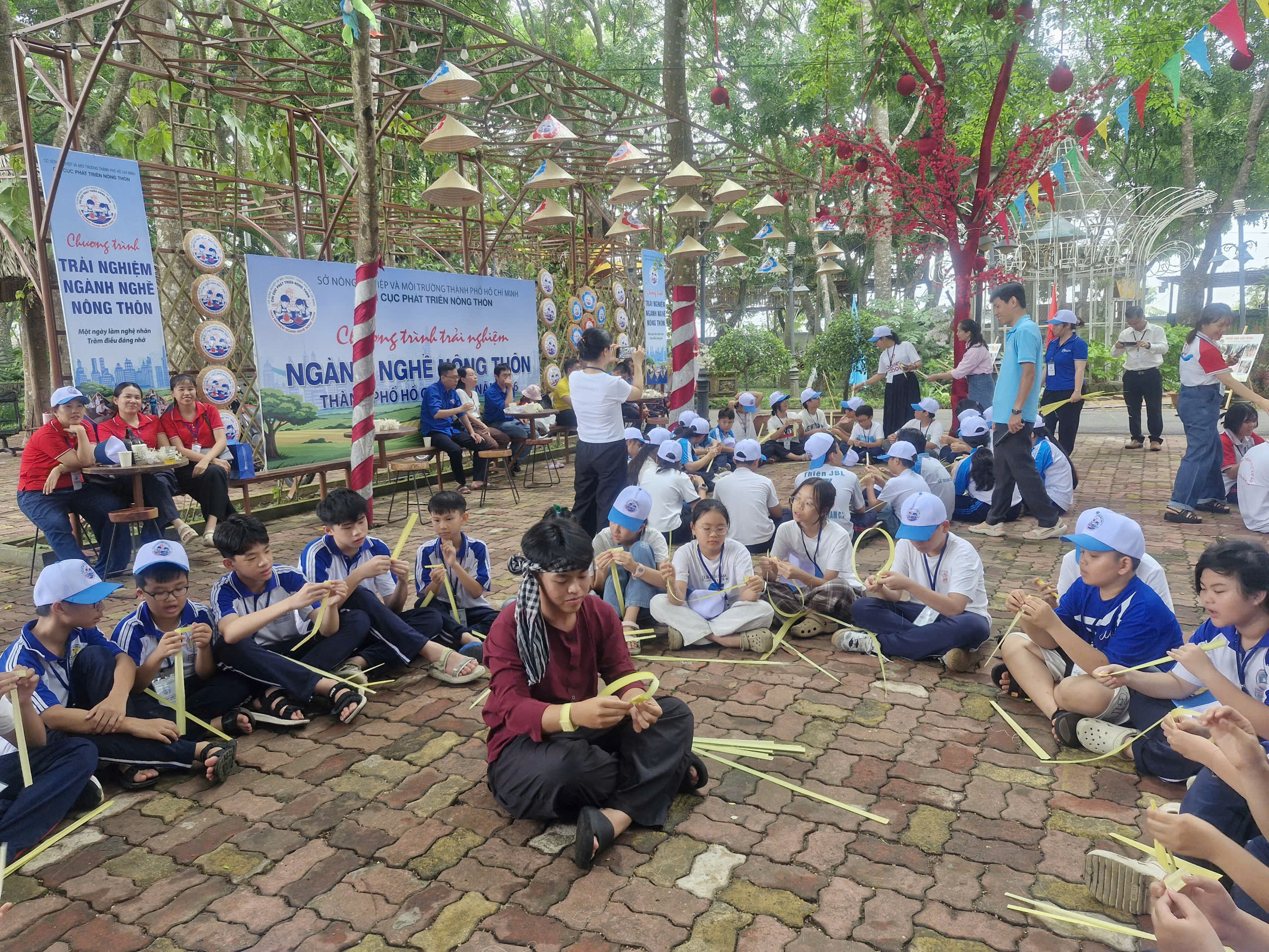 Một ngày làm "nghệ nhân nhí" ở làng nghề truyền thống - Ảnh 3.