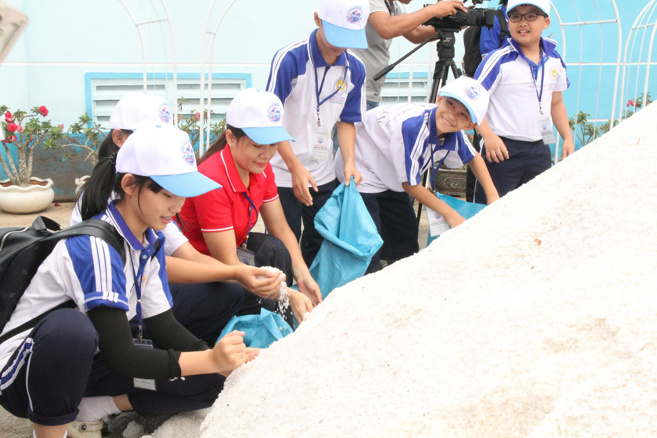 Một ngày làm "nghệ nhân nhí" ở làng nghề truyền thống - Ảnh 1.