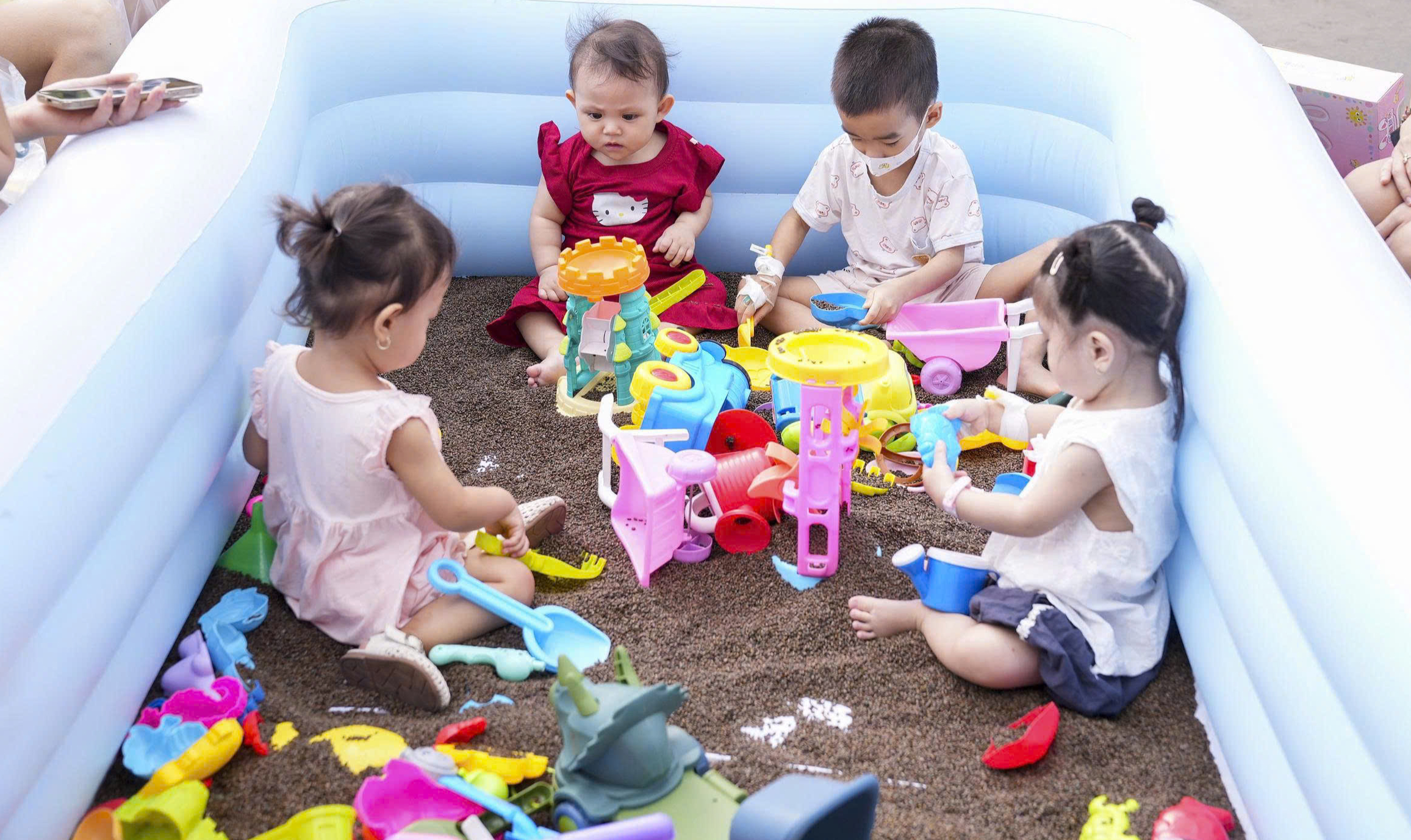 Hơn 18.000 phần quà tặng bệnh nhi dịp 1-6 - Ảnh 3.