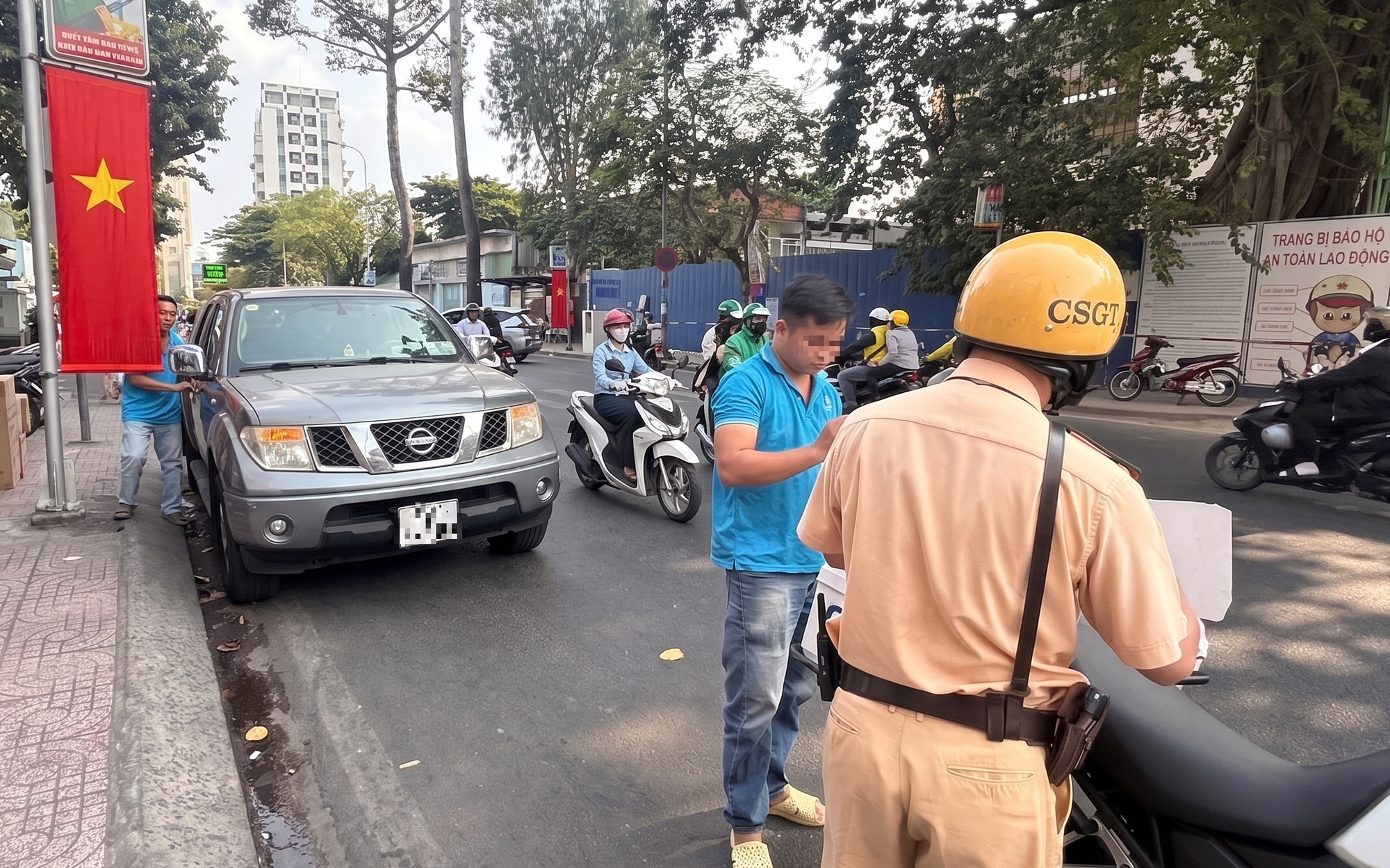 Tra cứu 376 ô tô bị phạt lỗi dừng đỗ ở TPHCM trong tháng 5