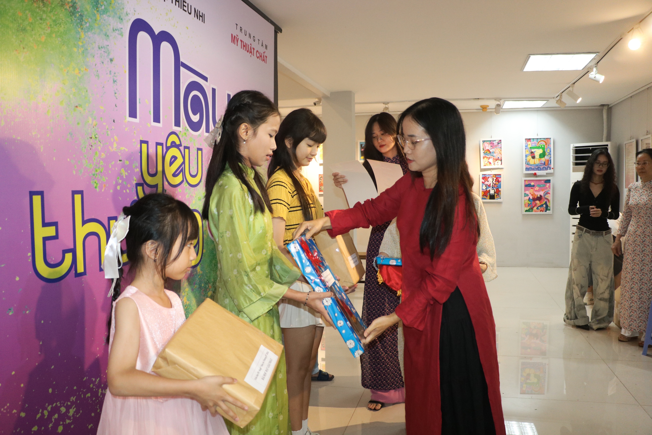 Triển l&atilde;m Mỹ thuật thiếu nhi "M&agrave;u y&ecirc;u thương 03" - Ảnh 27.