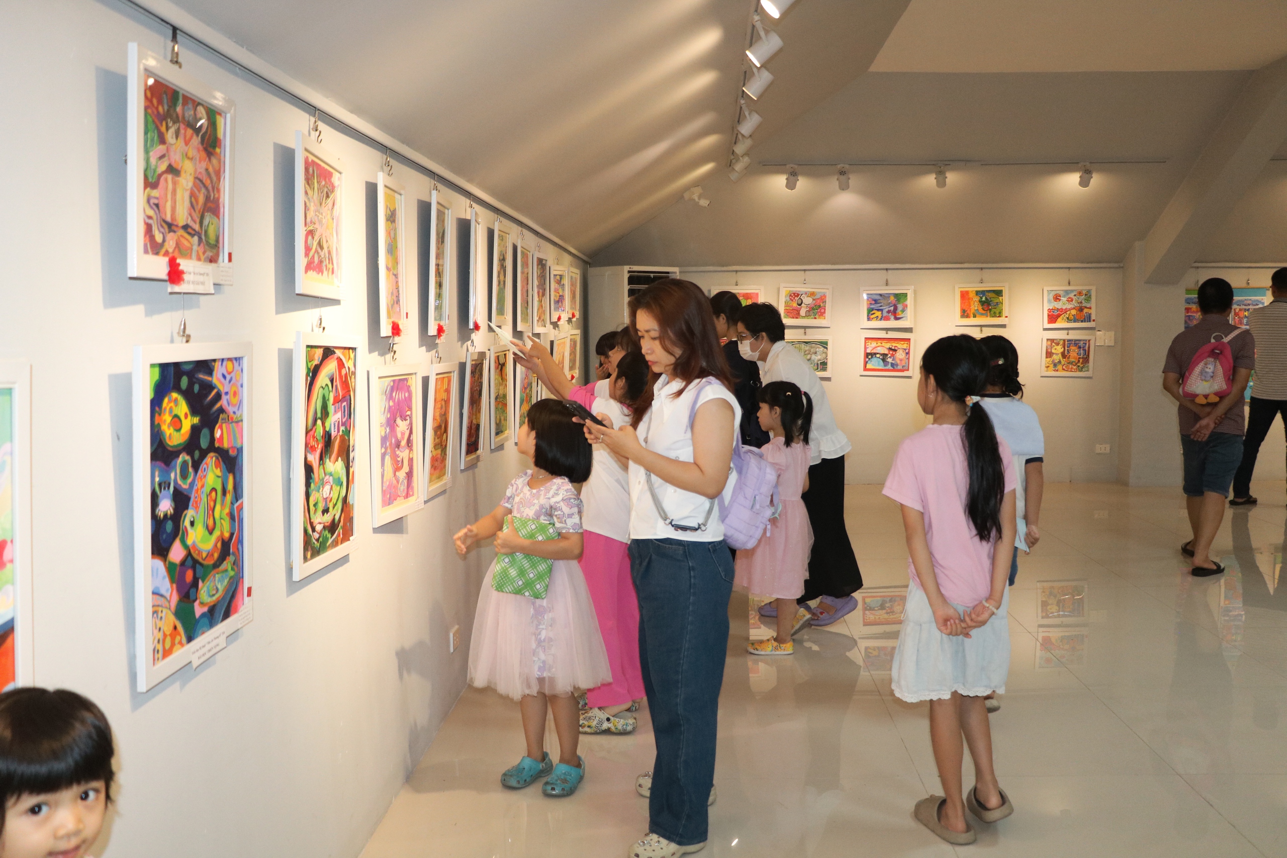 Triển l&atilde;m Mỹ thuật thiếu nhi "M&agrave;u y&ecirc;u thương 03" - Ảnh 24.