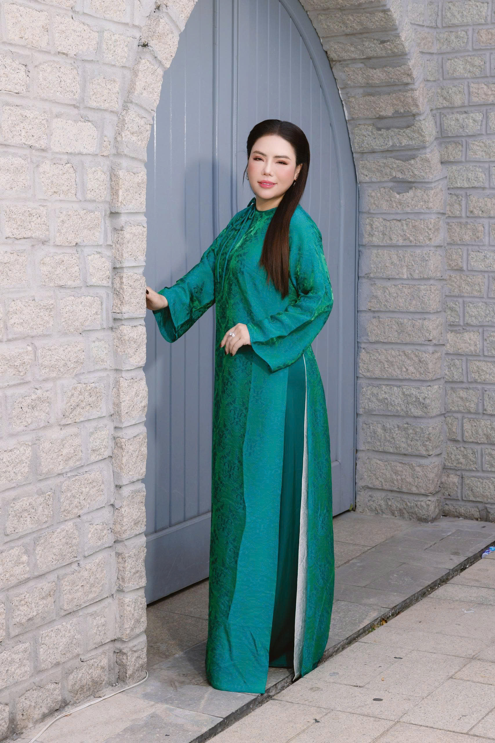 Doanh nhân Lê Thùy đa sắc, dịu dàng trong tà áo dài - Ảnh 1.
