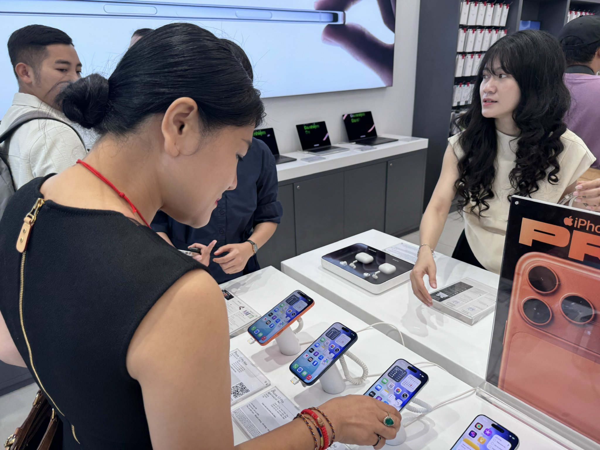 Gi&aacute; smartphone kh&ocirc;ng dễ giảm - Ảnh 1.