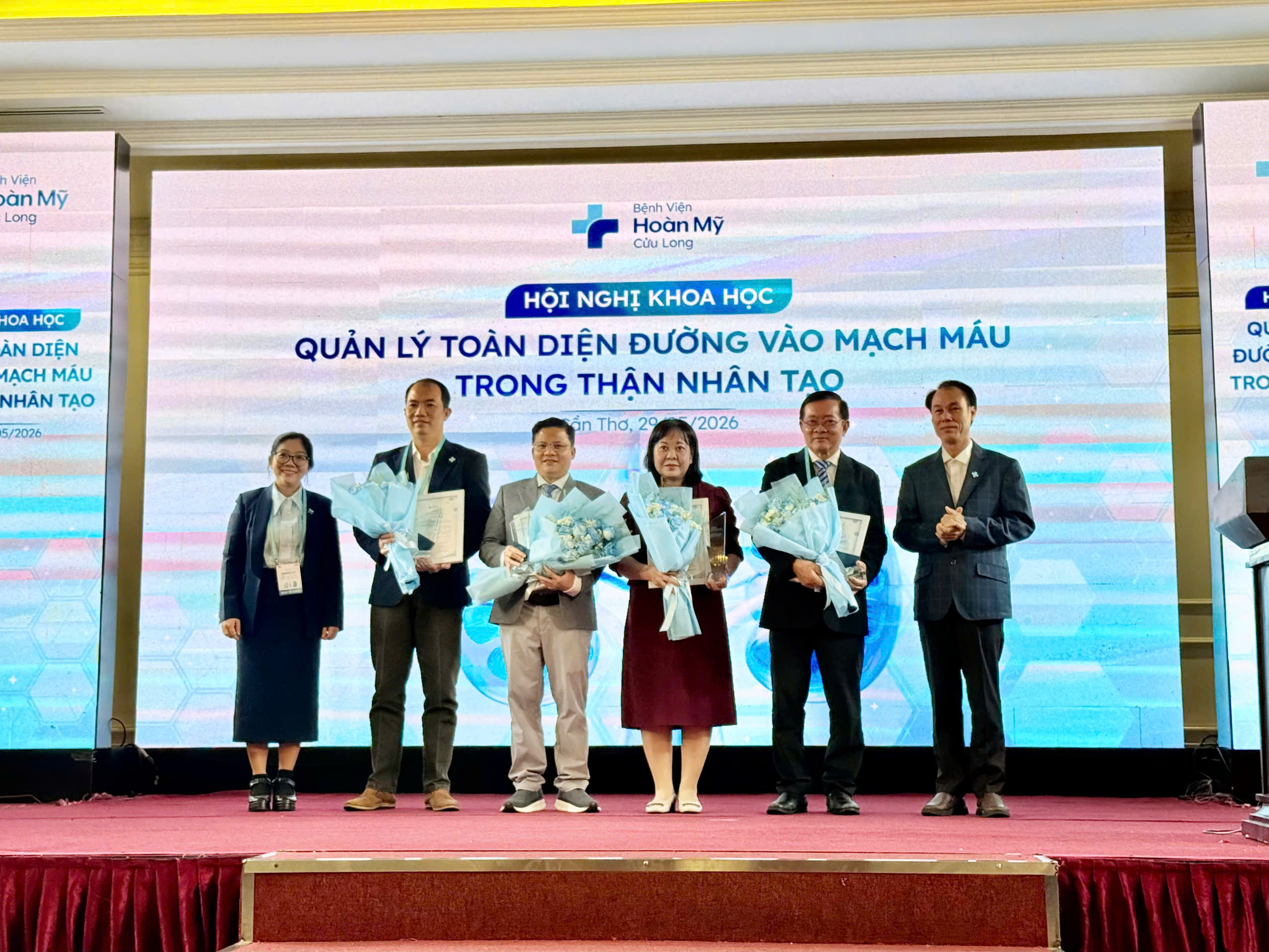 100 b&aacute;c sĩ, chuy&ecirc;n gia y tế tham dự hội thảo khoa học tại Cần Thơ - Ảnh 3.