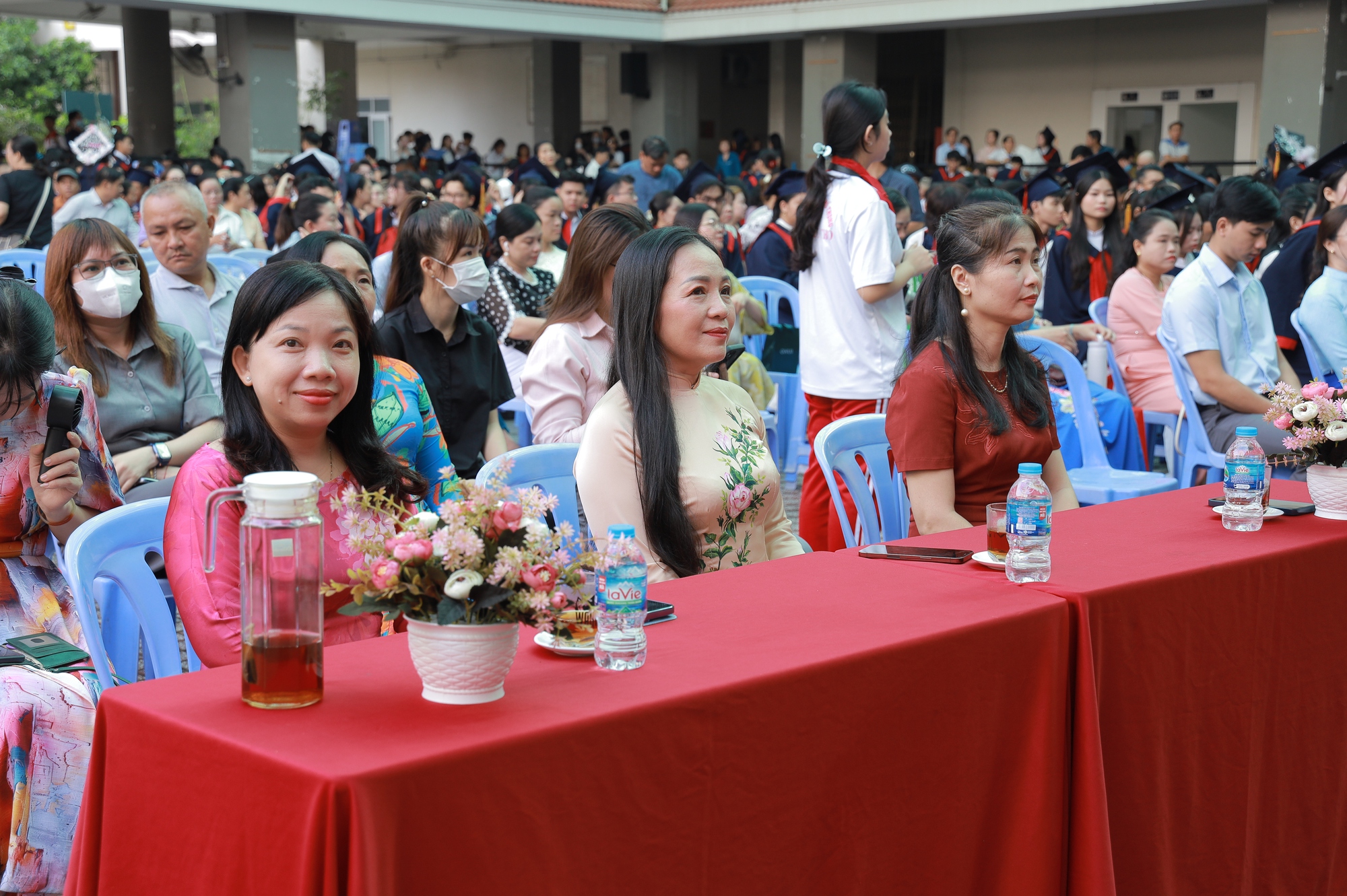 Thầy c&ocirc; tự dựng tiết mục nhảy tặng học tr&ograve; cuối cấp, miễn ph&iacute; &ocirc;n thi - Ảnh 8.