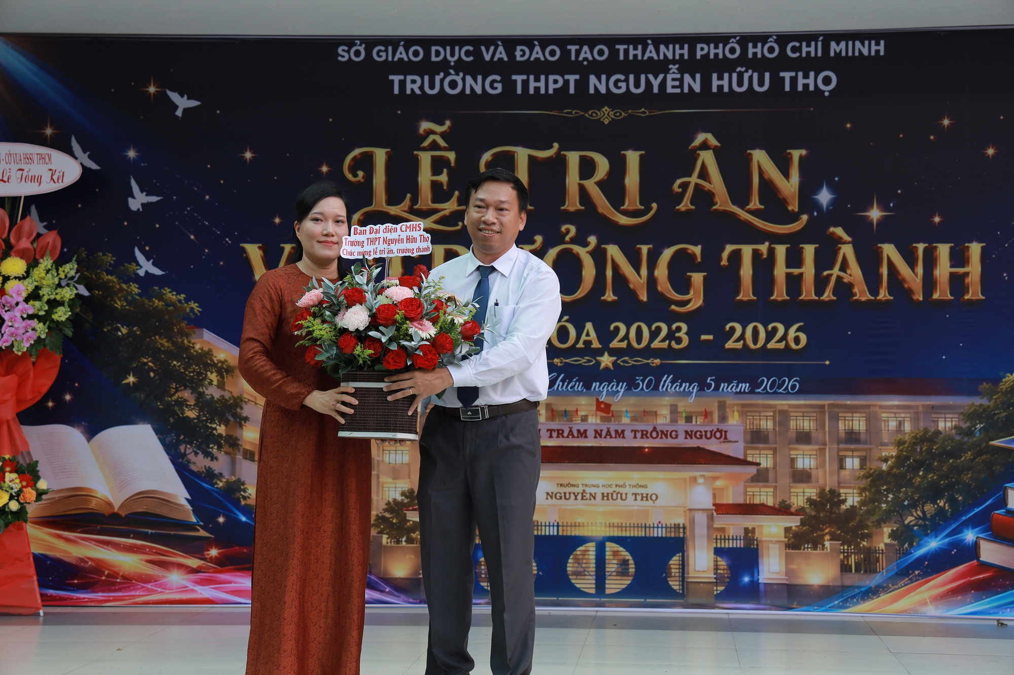 Thầy c&ocirc; tự dựng tiết mục nhảy tặng học tr&ograve; cuối cấp, miễn ph&iacute; &ocirc;n thi - Ảnh 1.