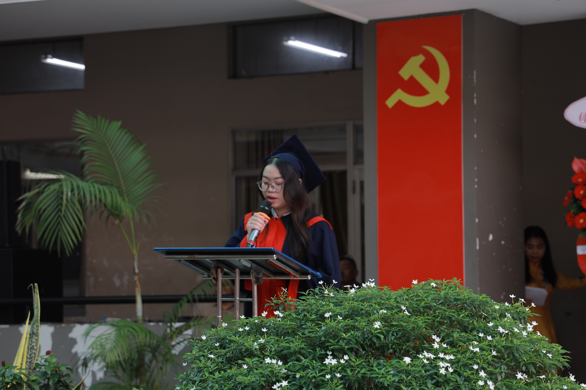 Thầy c&ocirc; tự dựng tiết mục nhảy tặng học tr&ograve; cuối cấp, miễn ph&iacute; &ocirc;n thi - Ảnh 2.