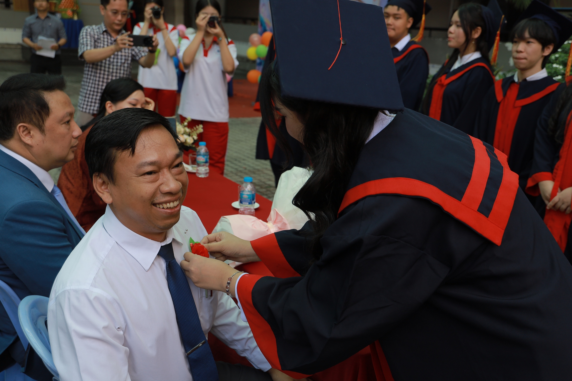 Thầy c&ocirc; tự dựng tiết mục nhảy tặng học tr&ograve; cuối cấp, miễn ph&iacute; &ocirc;n thi - Ảnh 5.
