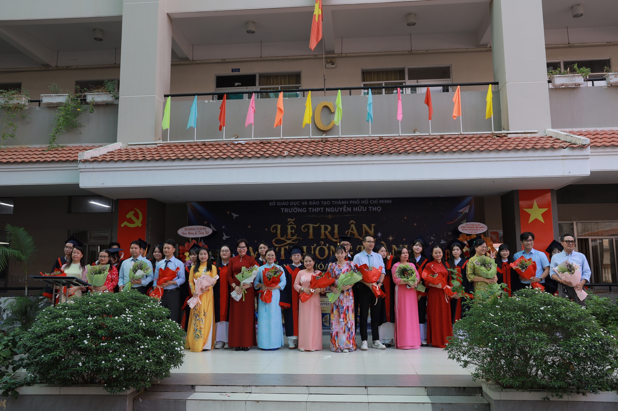 Thầy c&ocirc; tự dựng tiết mục nhảy tặng học tr&ograve; cuối cấp, miễn ph&iacute; &ocirc;n thi - Ảnh 3.
