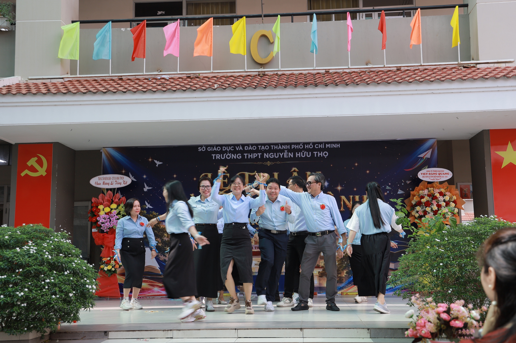 Thầy c&ocirc; tự dựng tiết mục nhảy tặng học tr&ograve; cuối cấp, miễn ph&iacute; &ocirc;n thi - Ảnh 7.