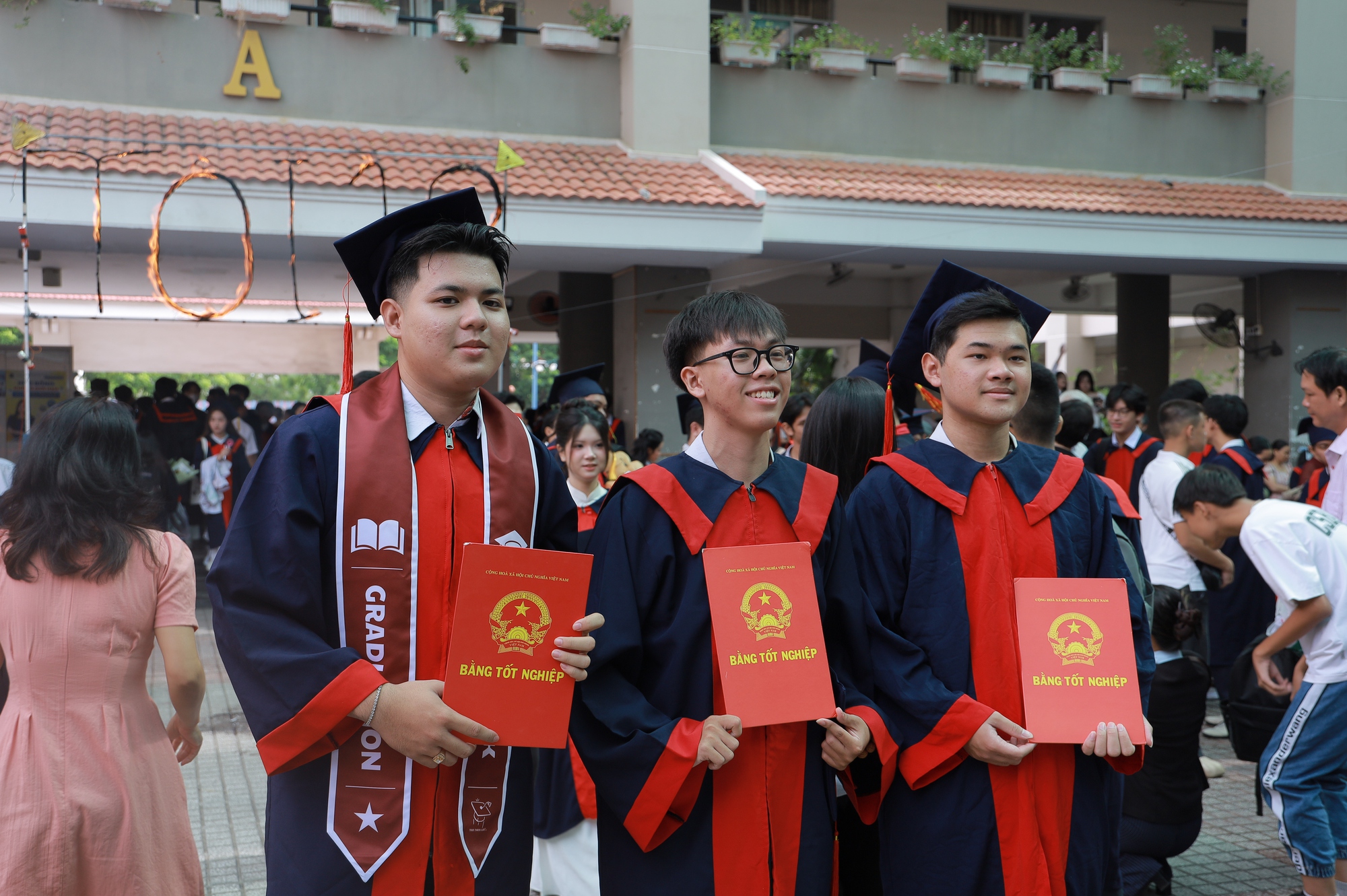 Thầy c&ocirc; tự dựng tiết mục nhảy tặng học tr&ograve; cuối cấp, miễn ph&iacute; &ocirc;n thi - Ảnh 11.