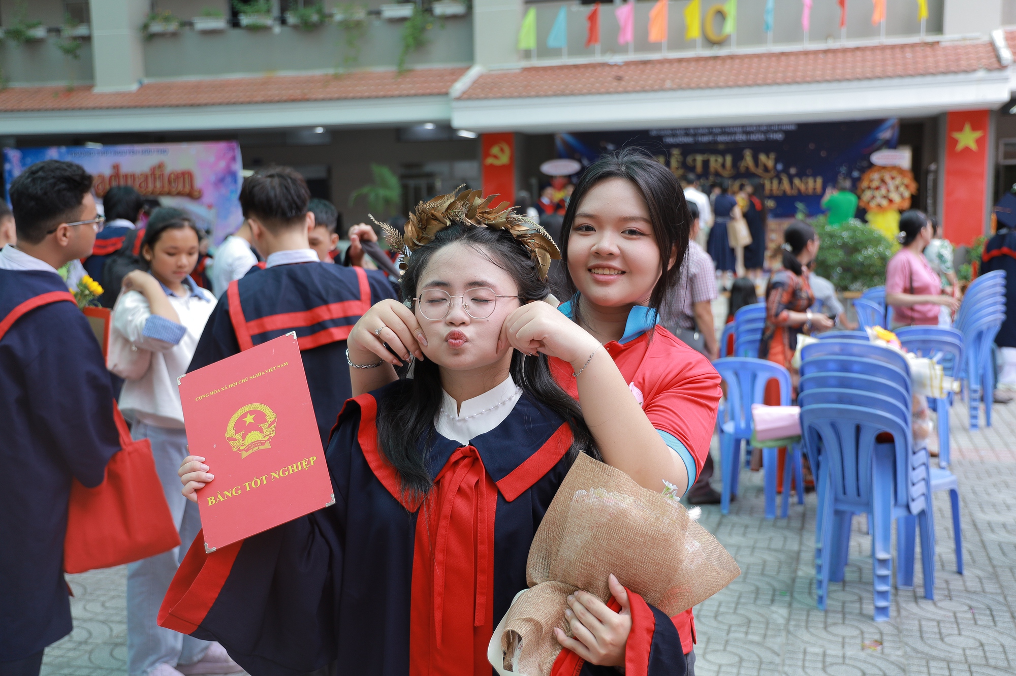 Thầy c&ocirc; tự dựng tiết mục nhảy tặng học tr&ograve; cuối cấp, miễn ph&iacute; &ocirc;n thi - Ảnh 12.