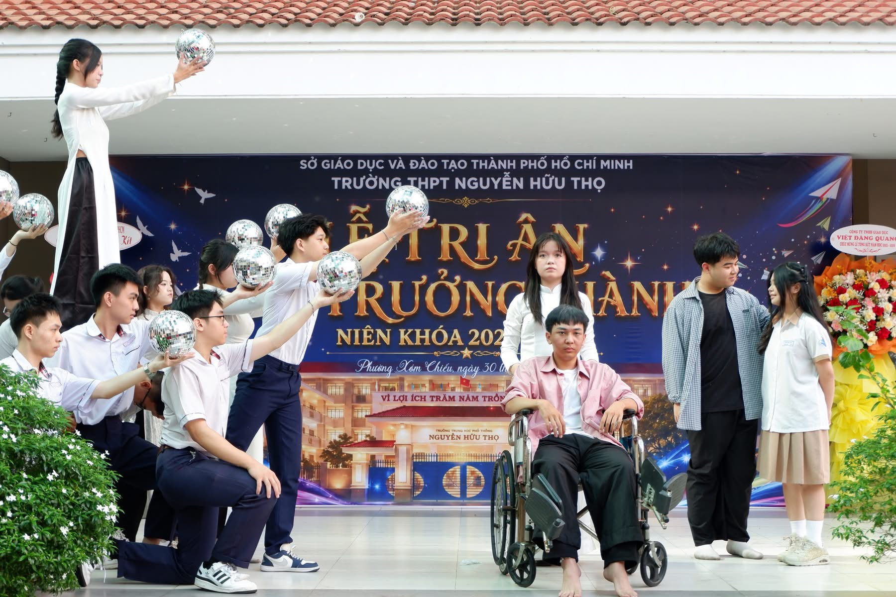 Thầy c&ocirc; tự dựng tiết mục nhảy tặng học tr&ograve; cuối cấp, miễn ph&iacute; &ocirc;n thi - Ảnh 6.